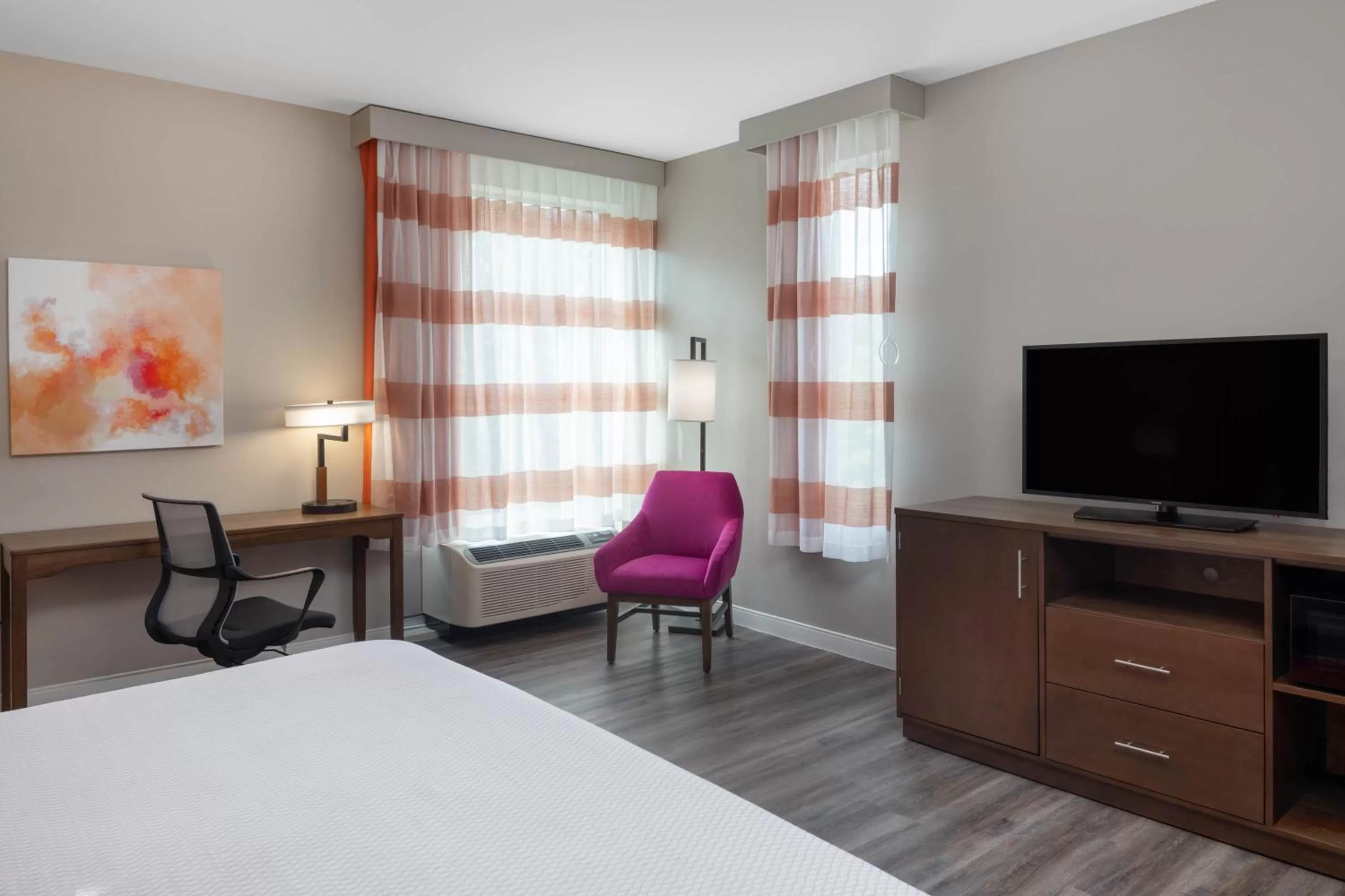 TV and multimedia, Bed in La Quinta by Wyndham Greensboro Airport High Point