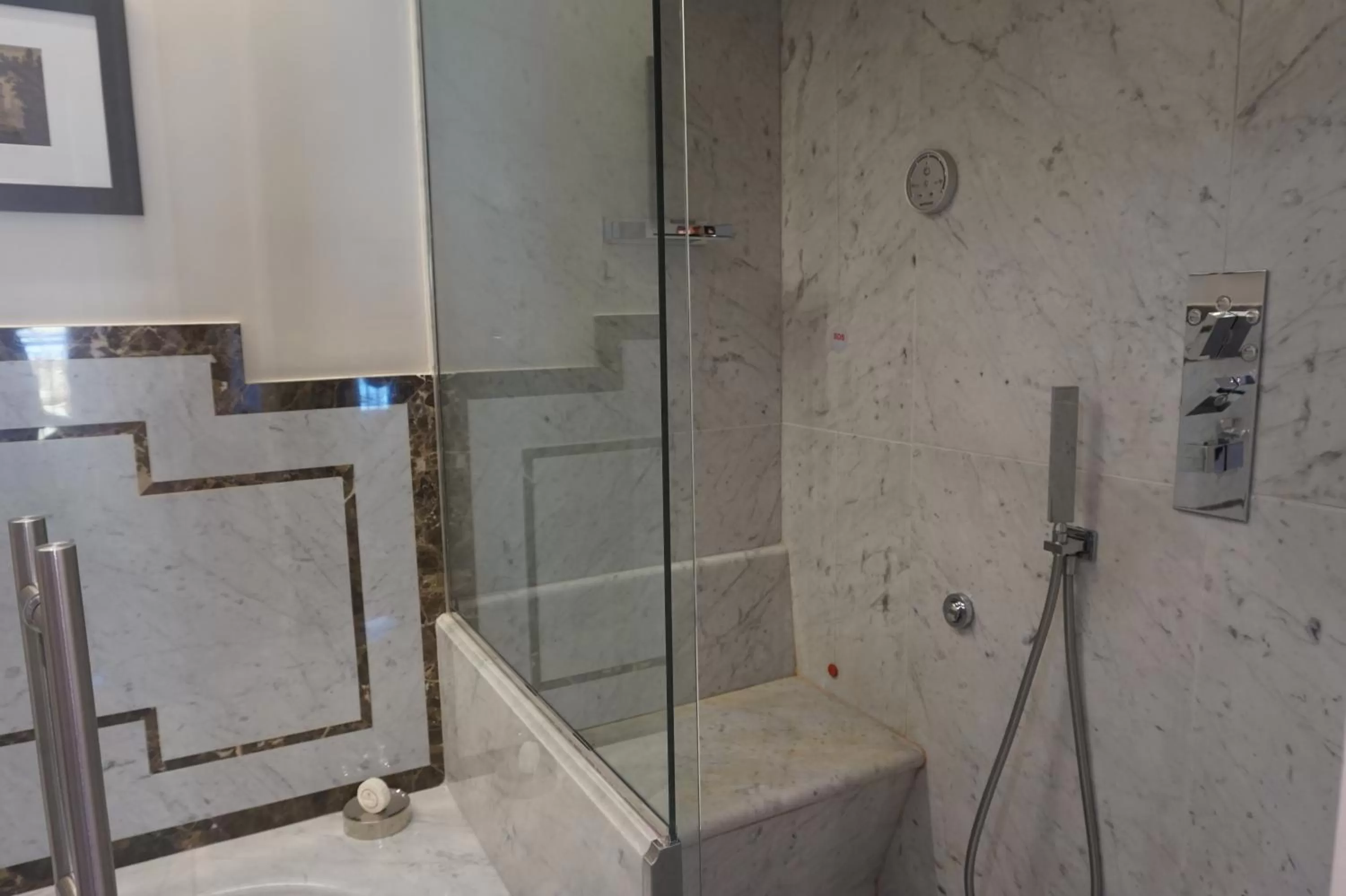 Bathroom in Trevi Palace Luxury Inn