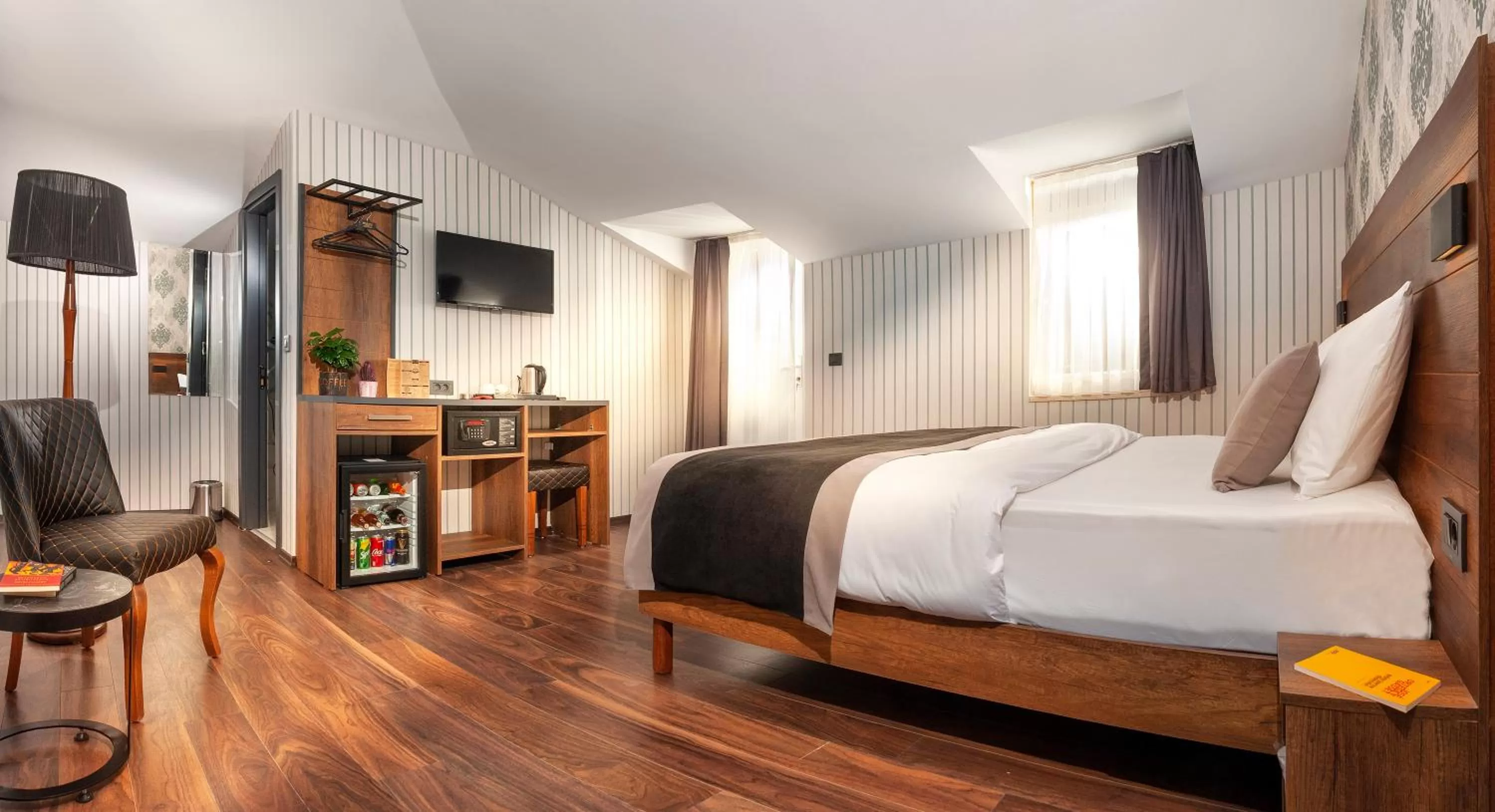 Photo of the whole room in Hotel Bossuite Business