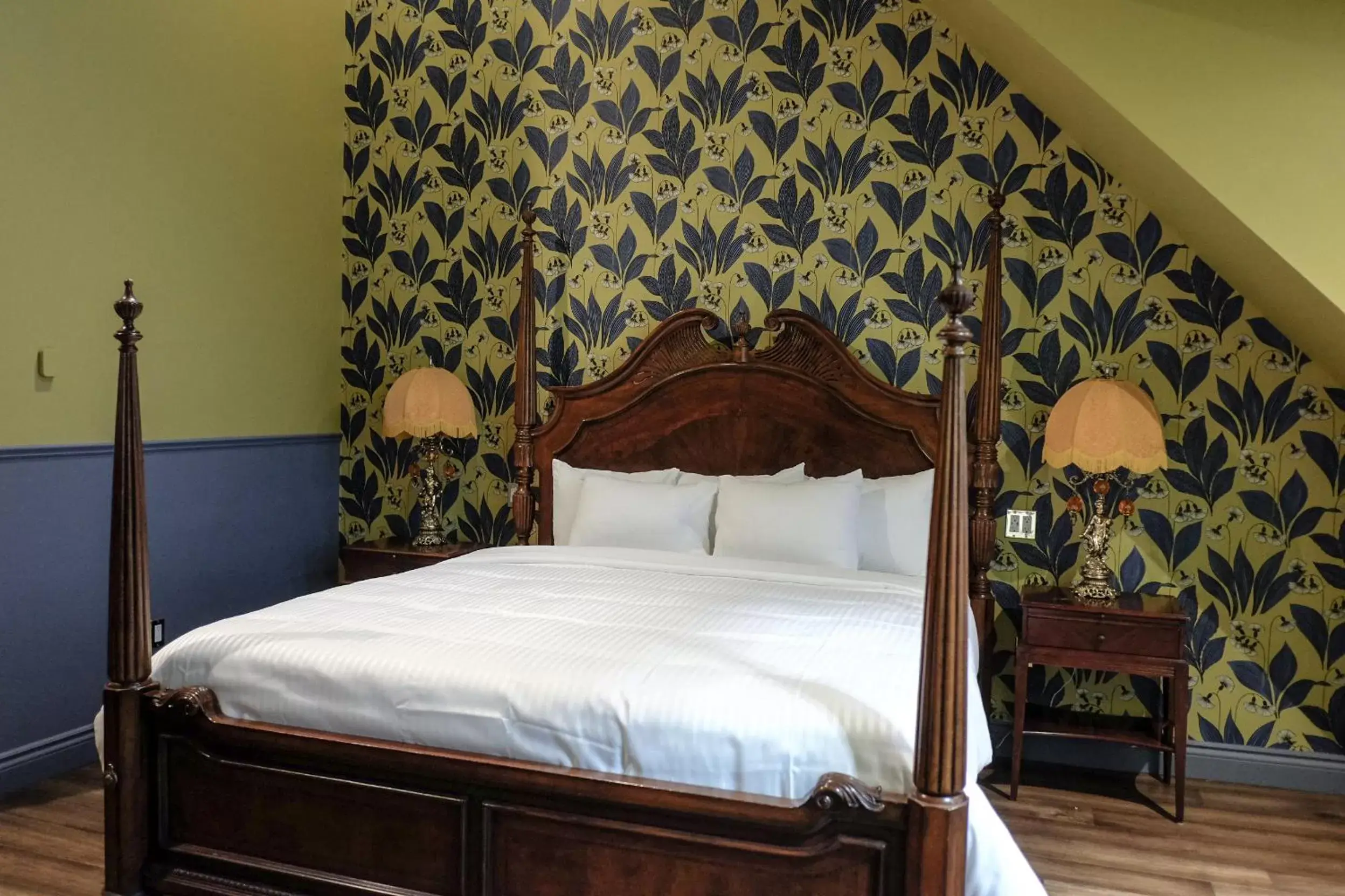 Deluxe King Room in Niagara Grandview Boutique Hotel Deluxe King Room in Niagara Grandview Boutique Hotel