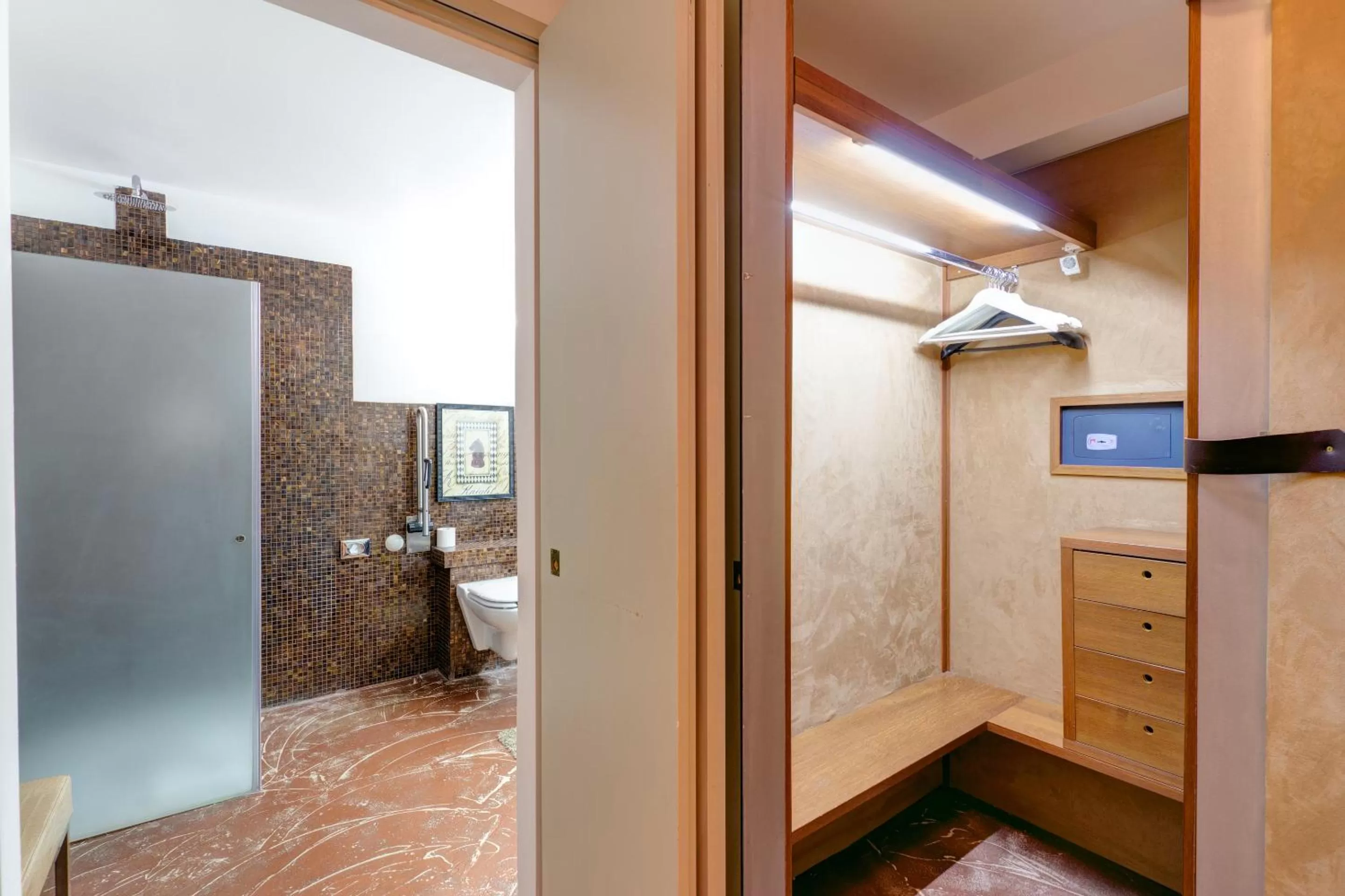 Shower in Il Convento Dei Fiori Di Seta