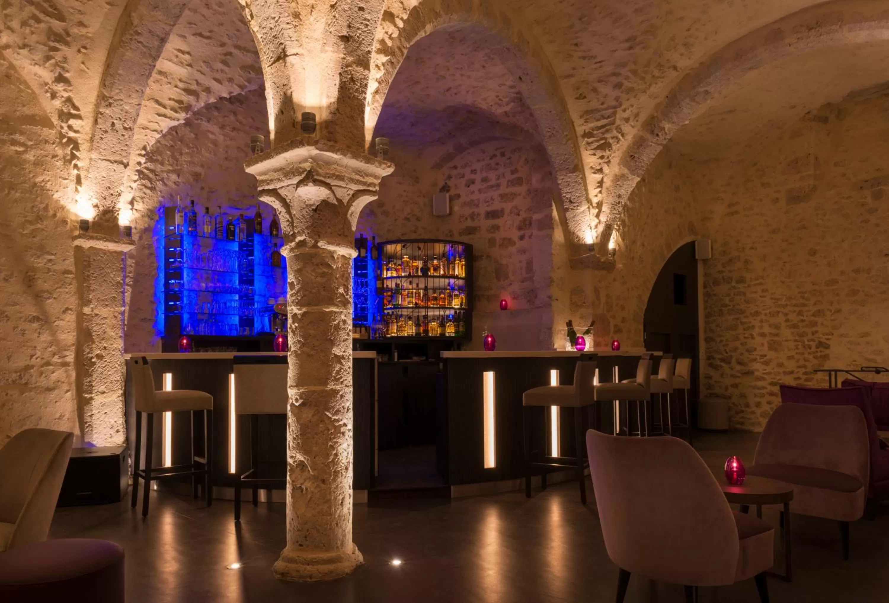 Lounge or bar in Hôtel Aux Vieux Remparts