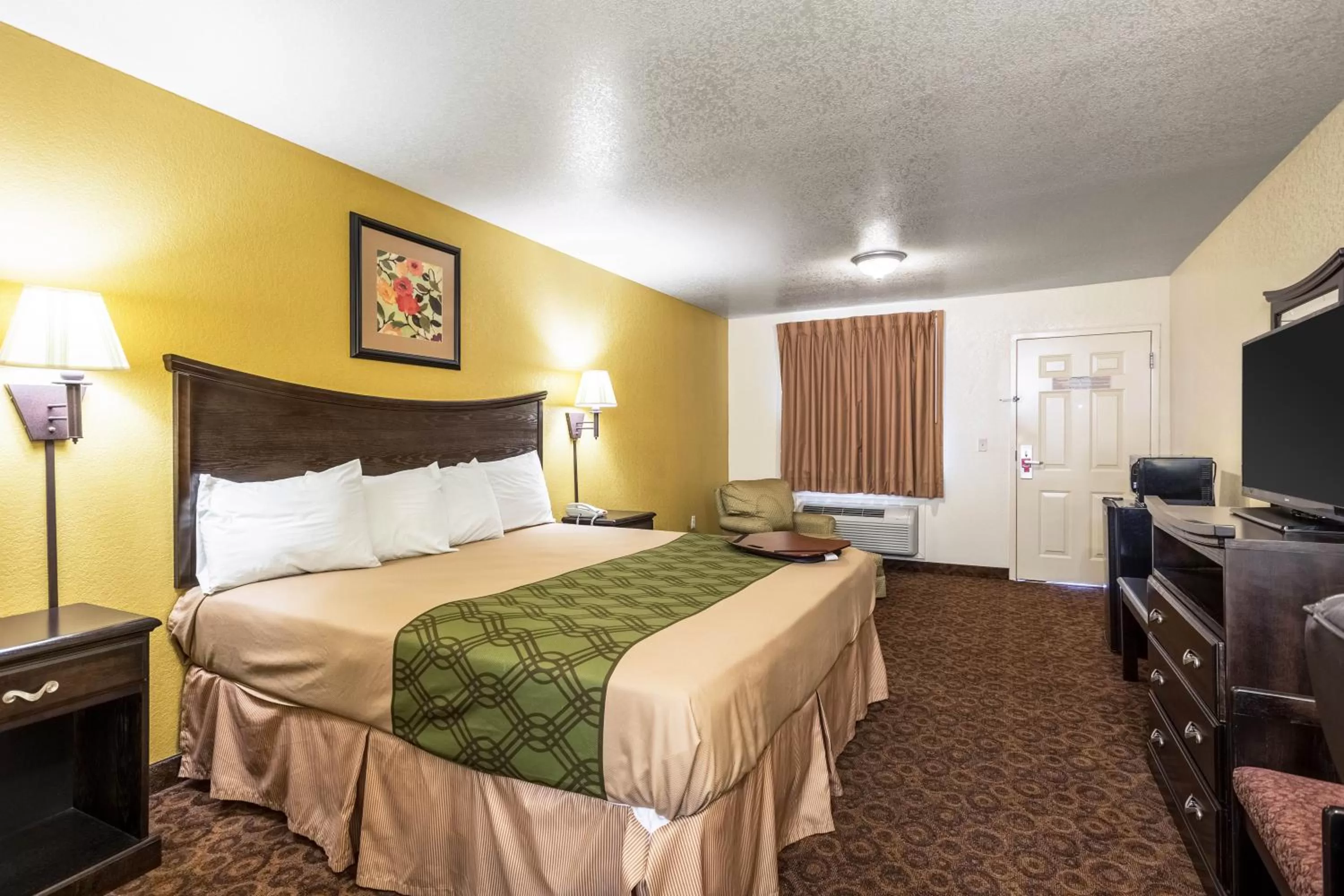 King Room - Accessible/Non-Smoking in Econo Lodge Inn & Suites Searcy