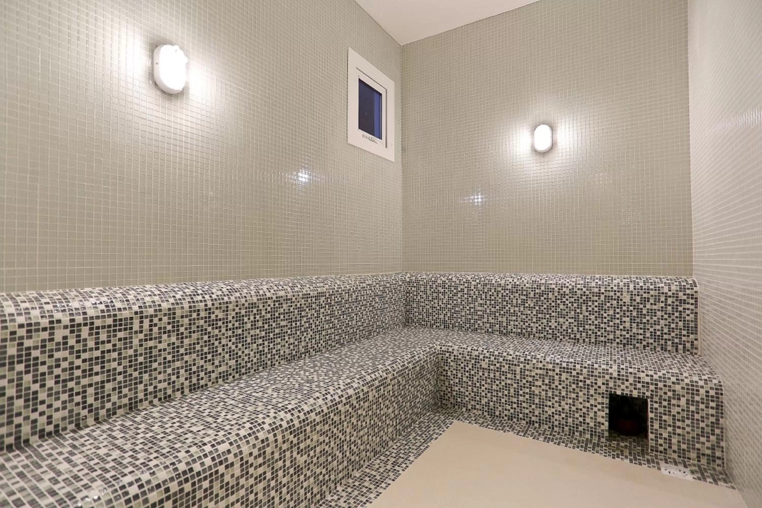 Steam room in Sandri Palace Hotel