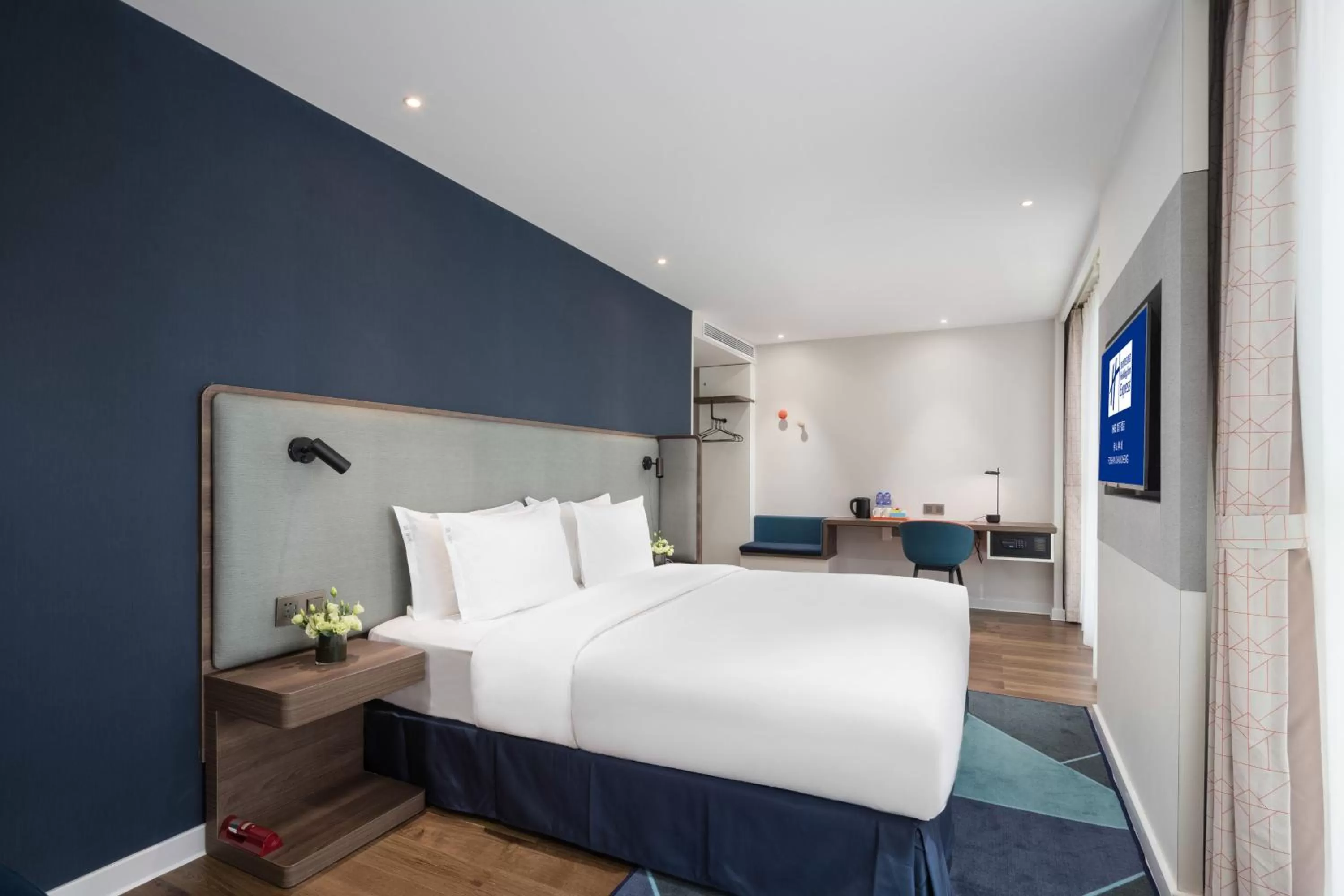 Photo of the whole room, Bed in Holiday Inn Express Foshan Chancheng by IHG