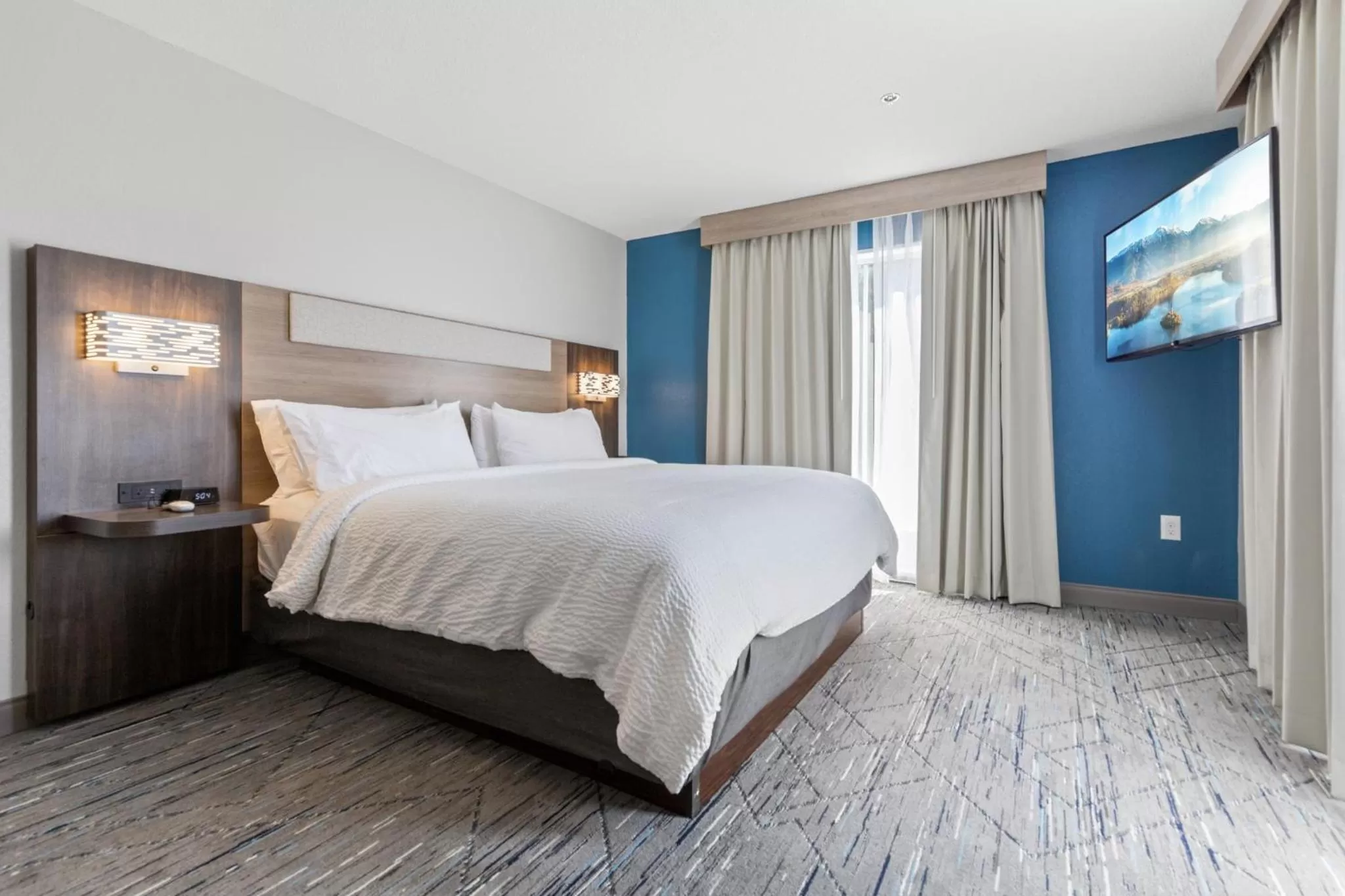 Photo of the whole room, Bed in Holiday Inn Express Hotel & Suites Starkville, an IHG Hotel