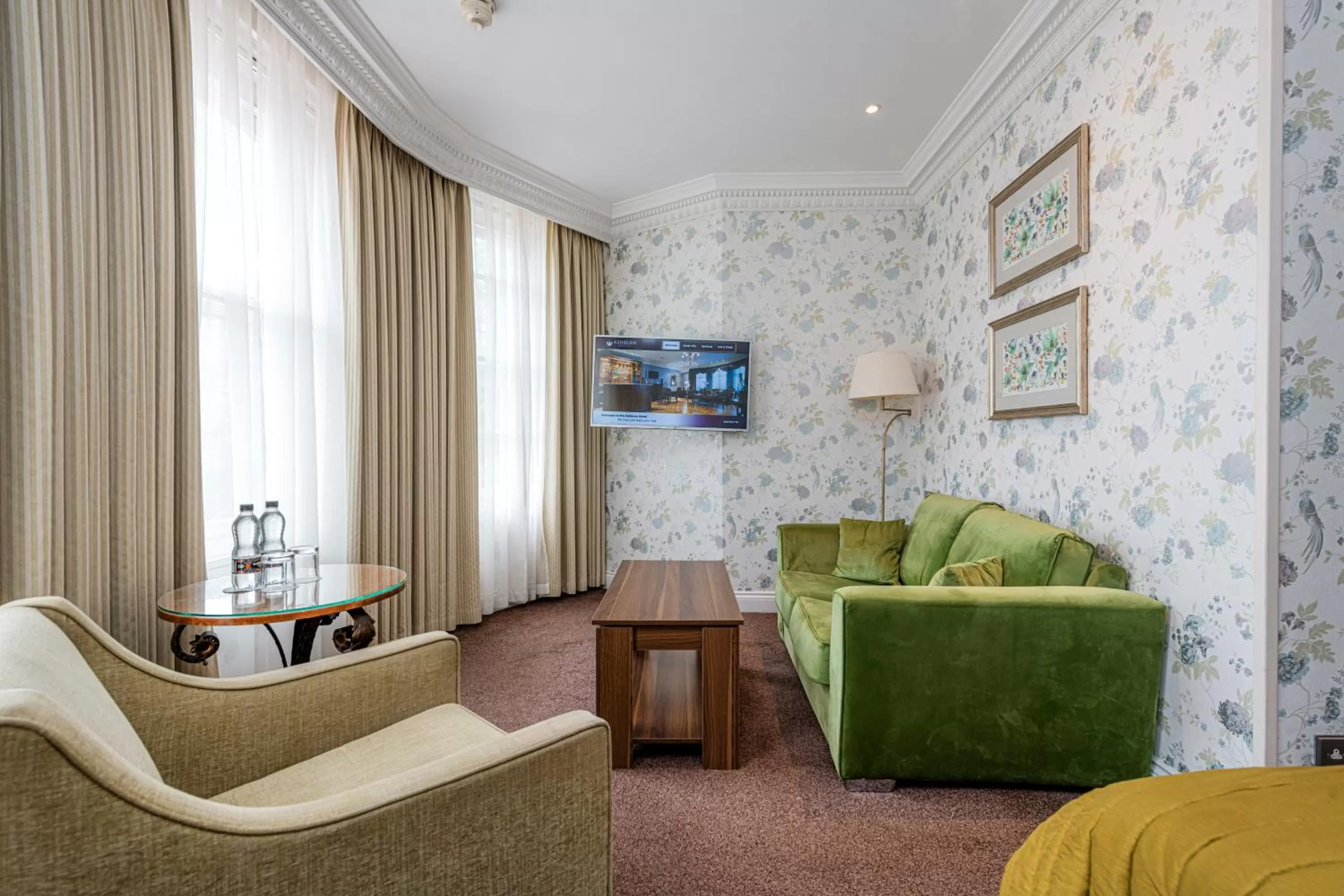 Seating area in Ashburn Hotel