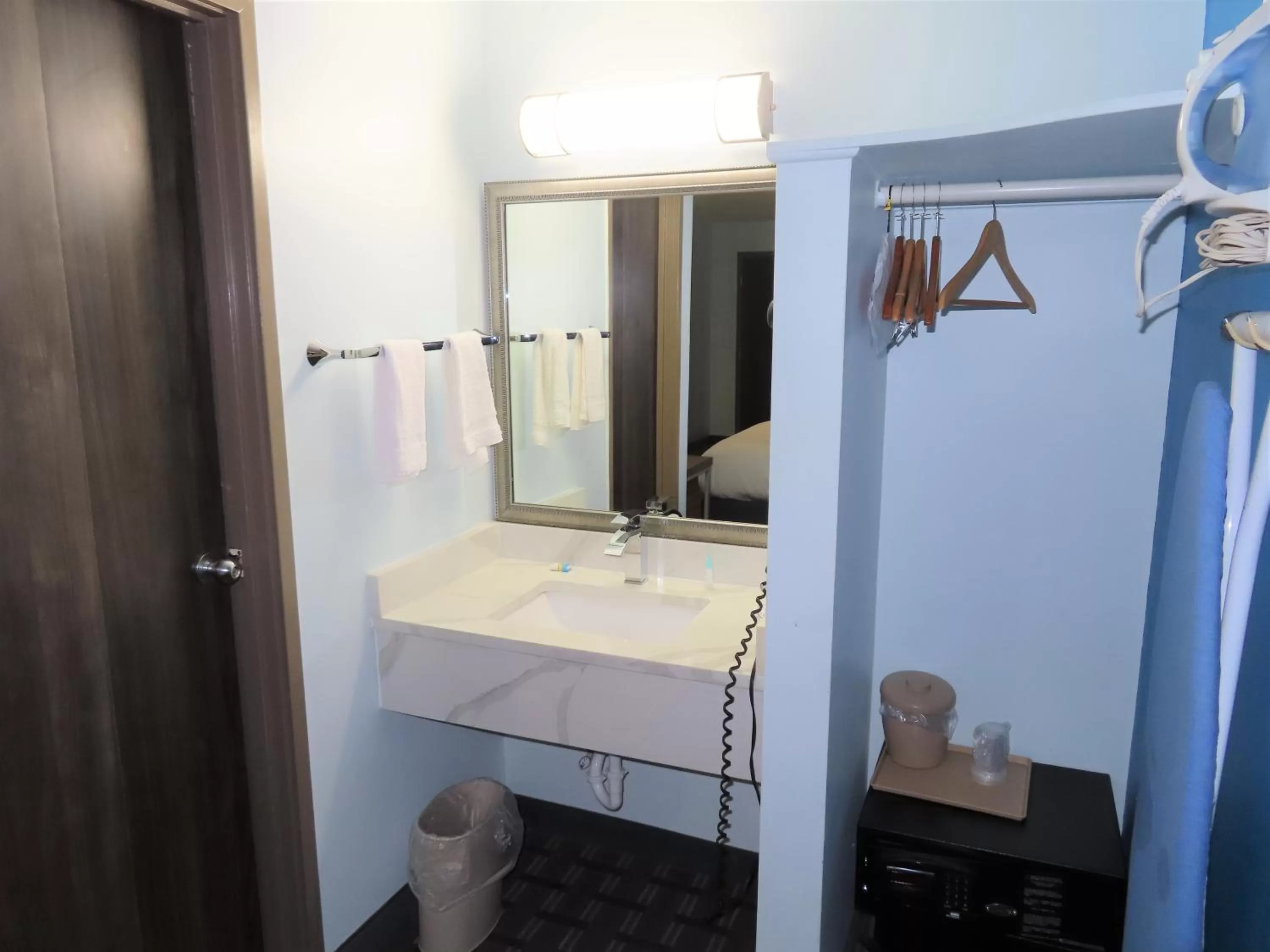 Quadruple Room - single occupancy in St Charles Hotel Downtown Hudson