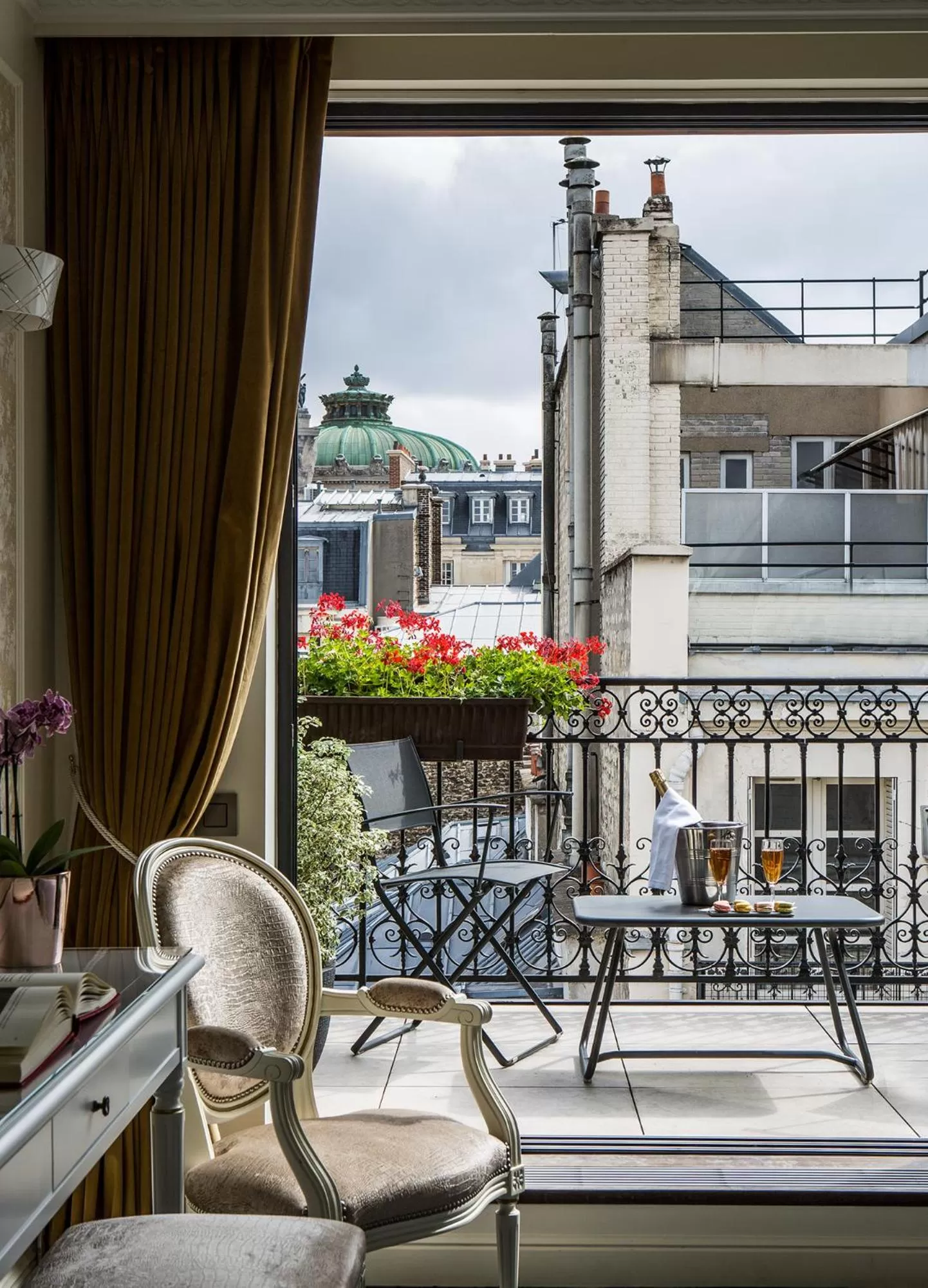 Balcony/Terrace in Hôtel Saint-Pétersbourg Opéra & Spa