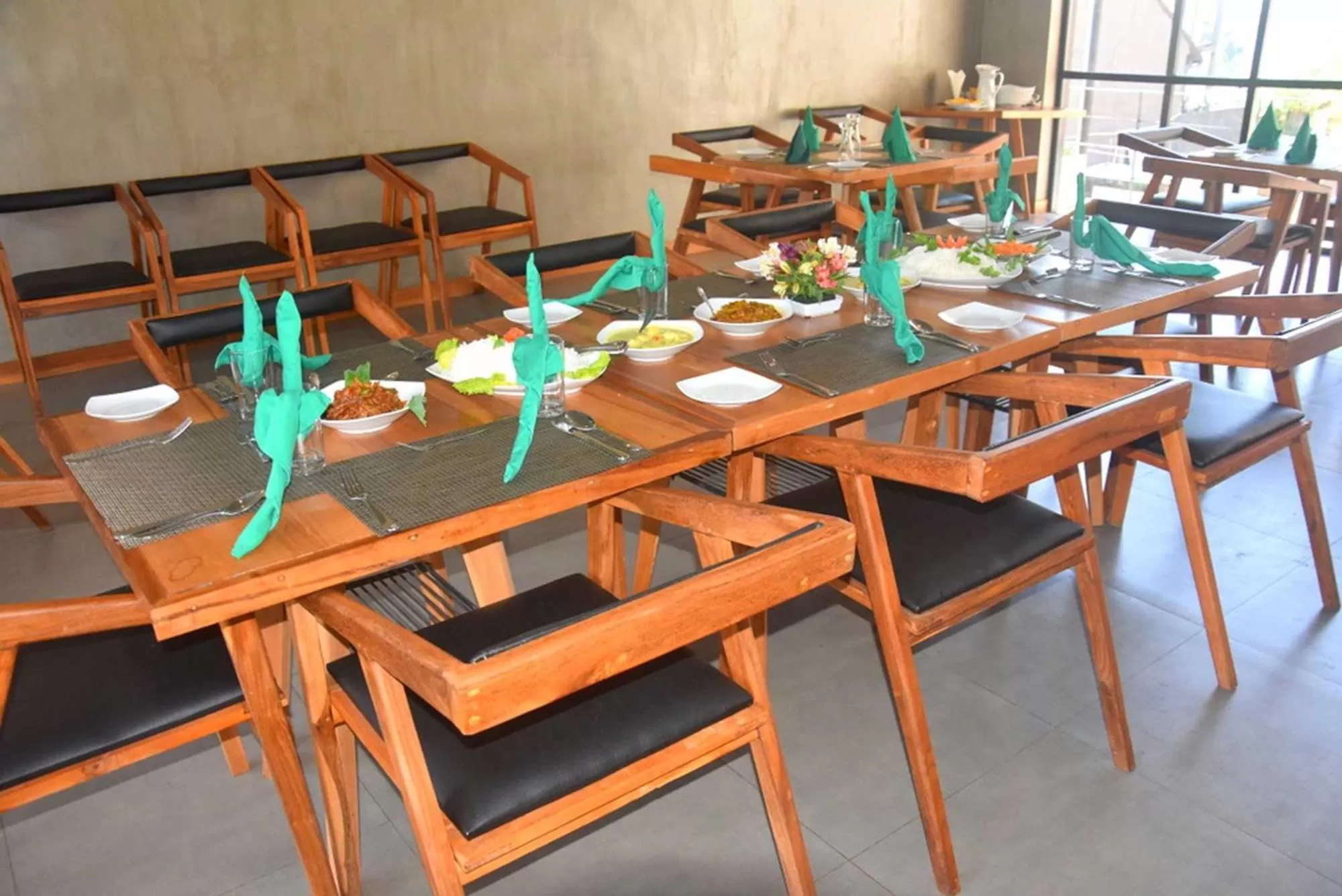 Restaurant/Places to Eat in Manuka Hillwood Hotel