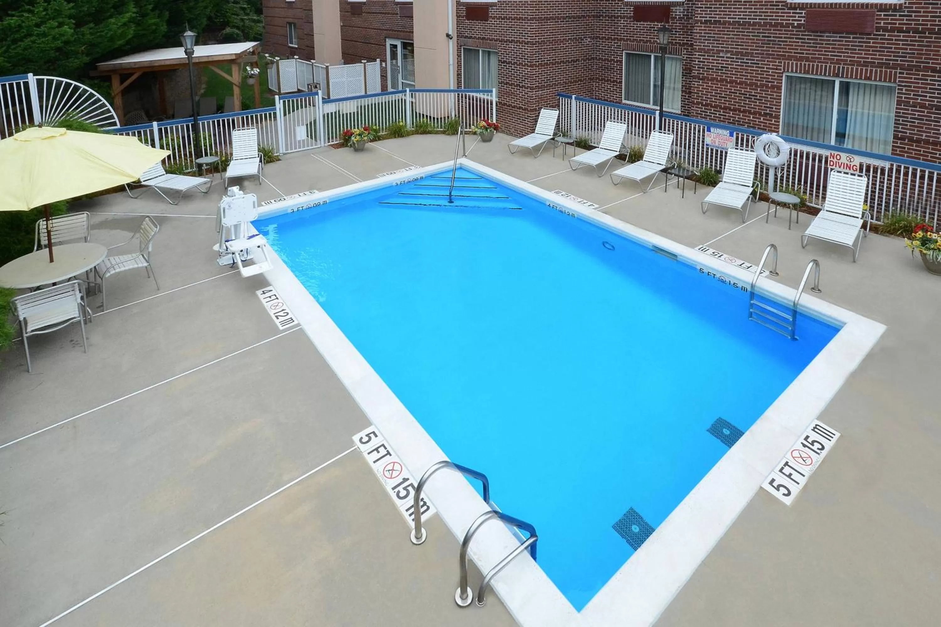 Swimming pool in Fairfield Inn Greensboro Airport