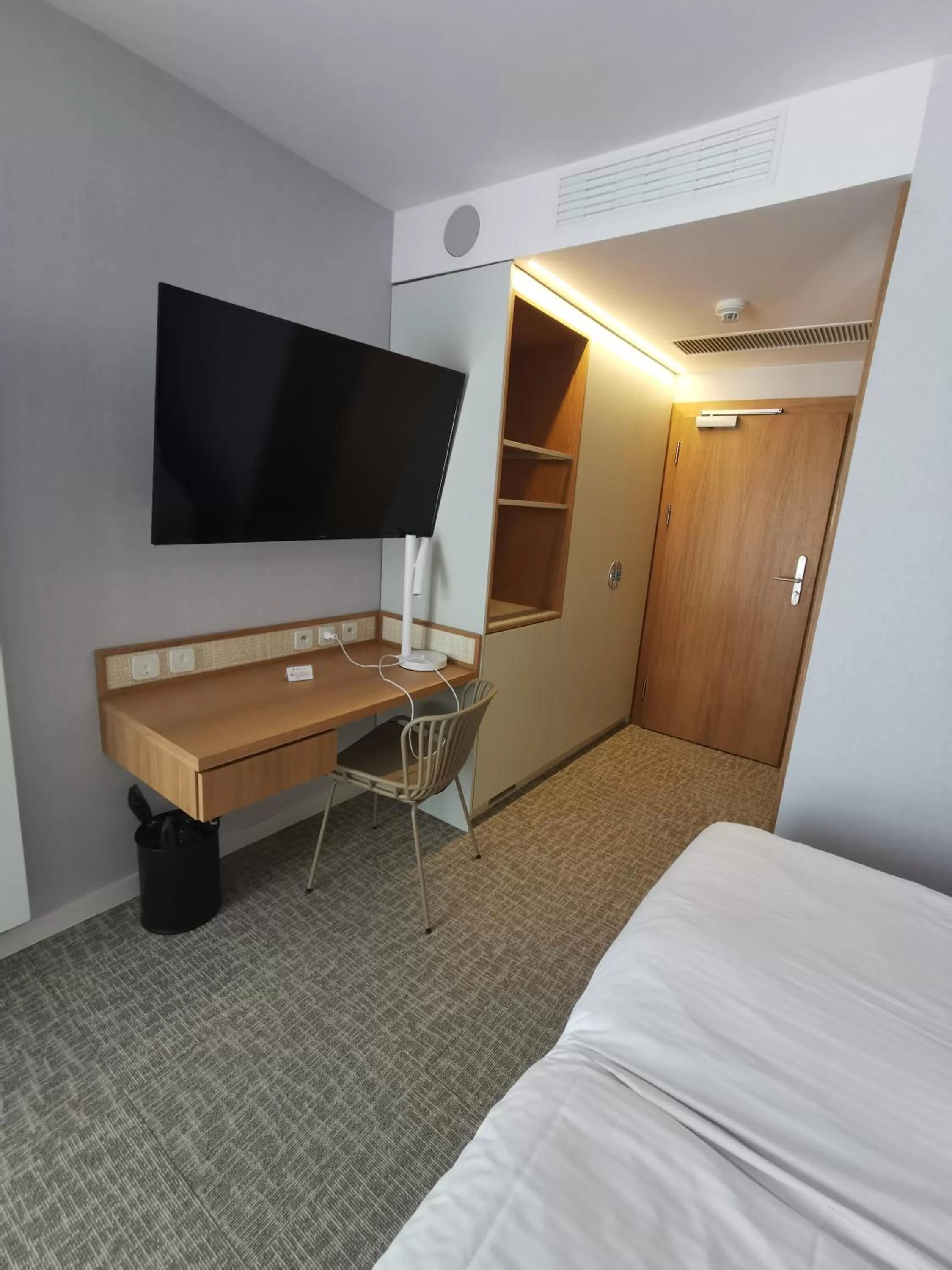 TV and multimedia, TV/Entertainment Center in Hotel Zhong Hua