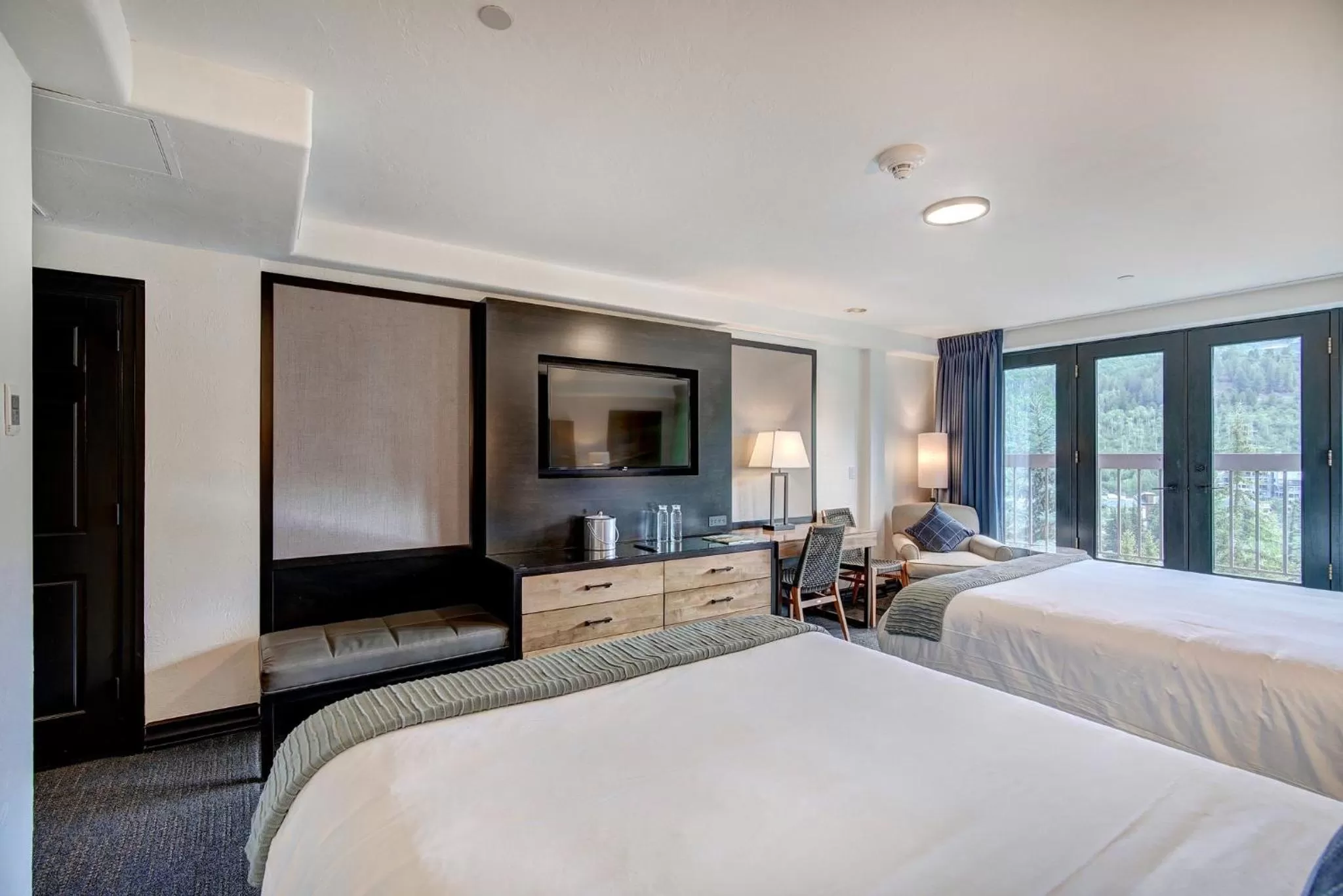 Photo of the whole room, Bed in The Pines Lodge, a RockResort, by Vail Resorts