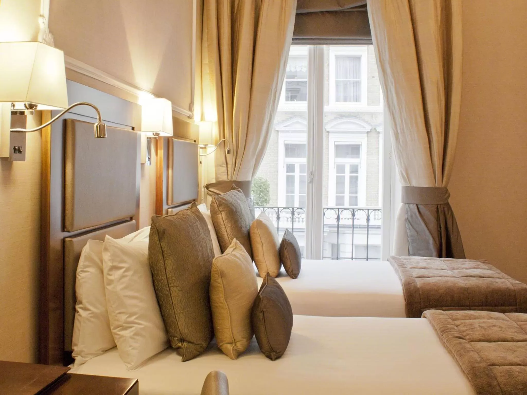 Bed in Gem Strathmore Hotel