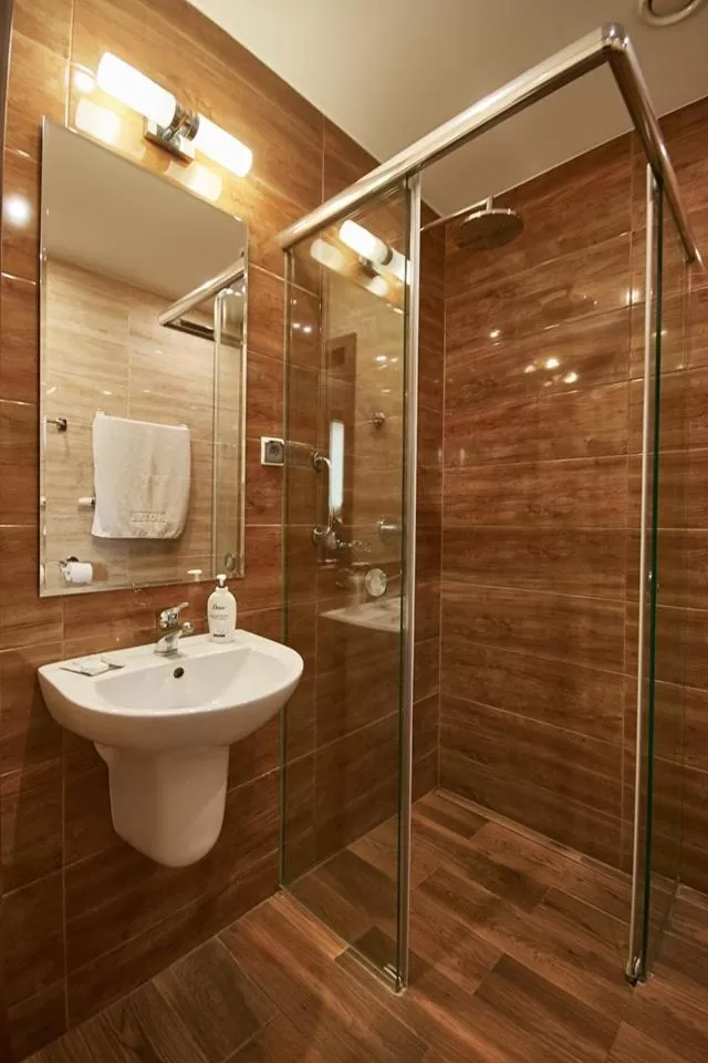 Shower in Hotel Melodia ***