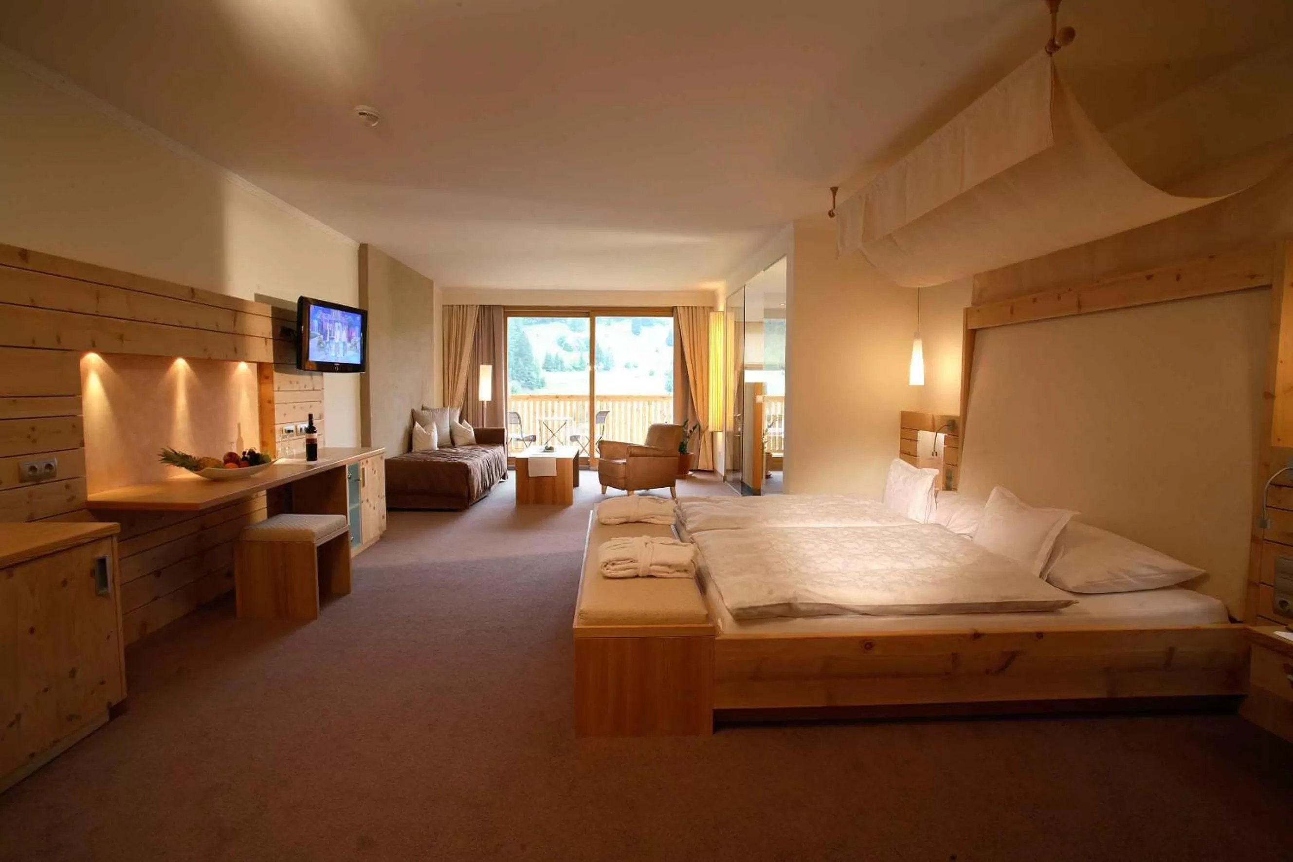 Photo of the whole room, Bed in Wellnesshotel Mein Almhof Superior