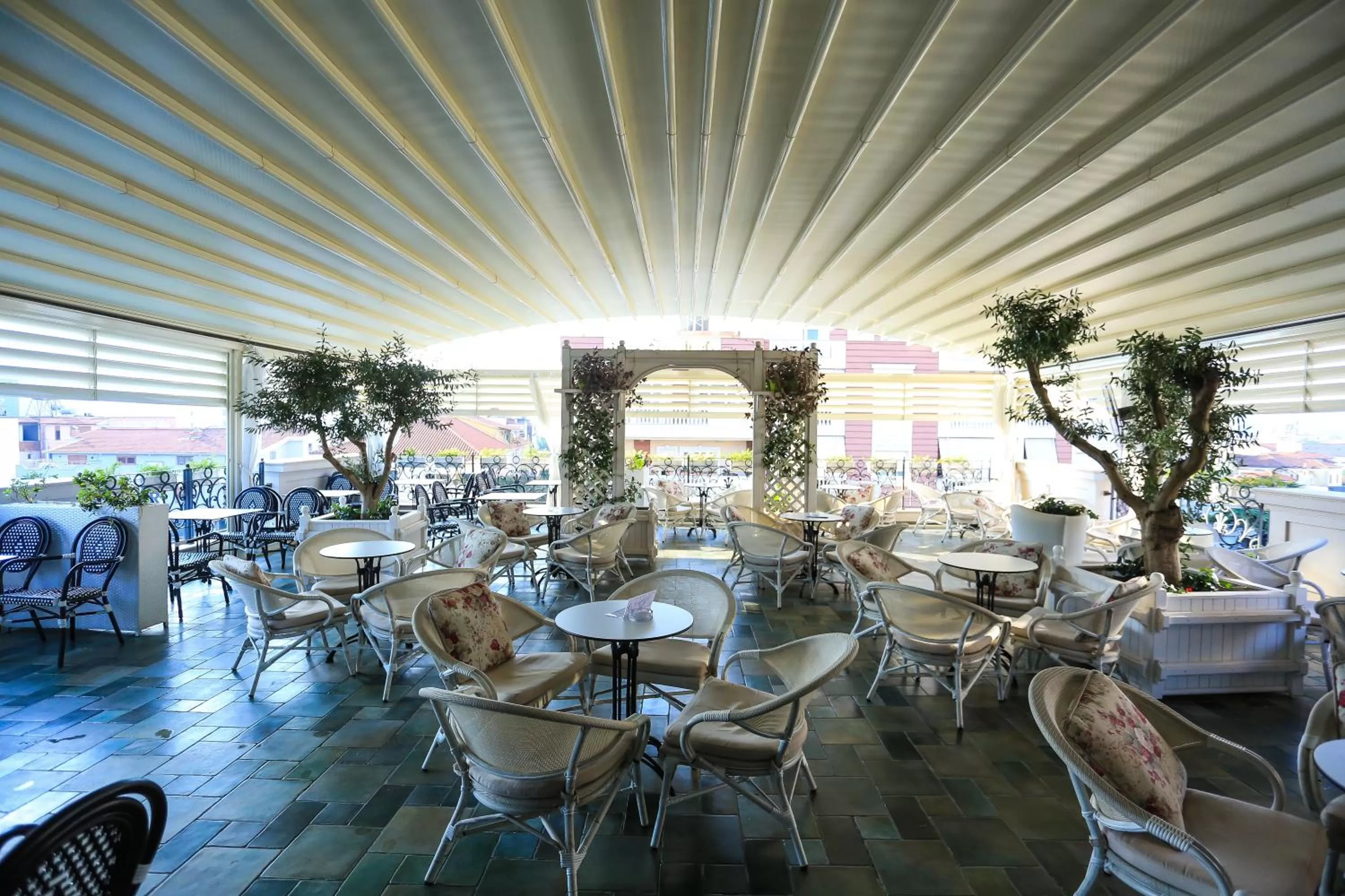 Food and drinks in Hotel Monarch