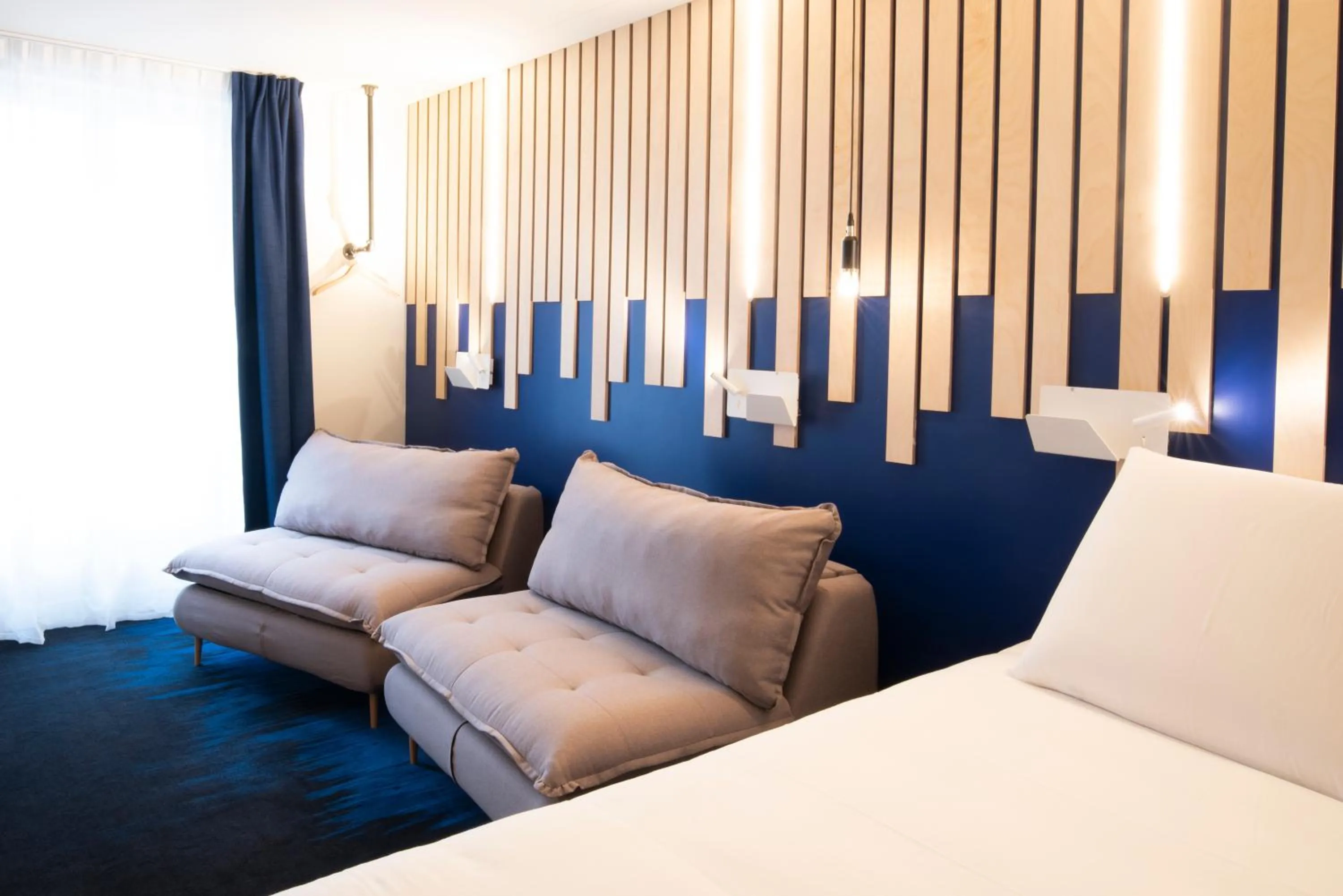 Seating area, Bed in ibis Styles Paris Opera Lafayette