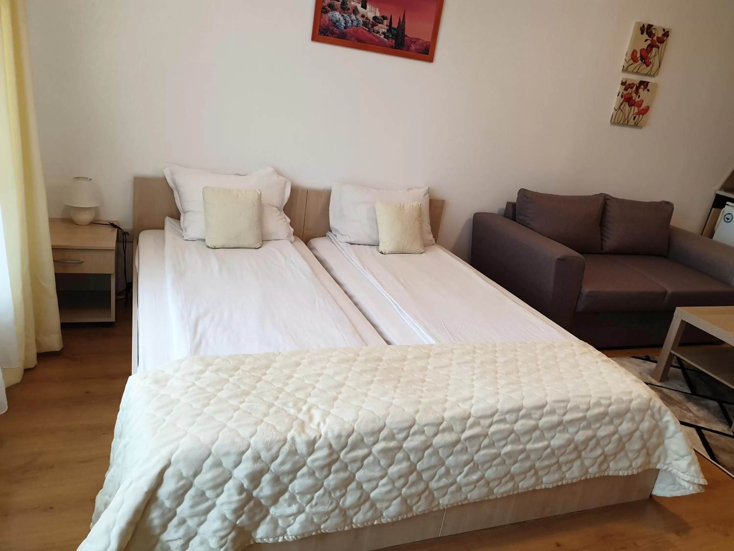 Bed in Private Studio in Aspen Golf and Ski Resort