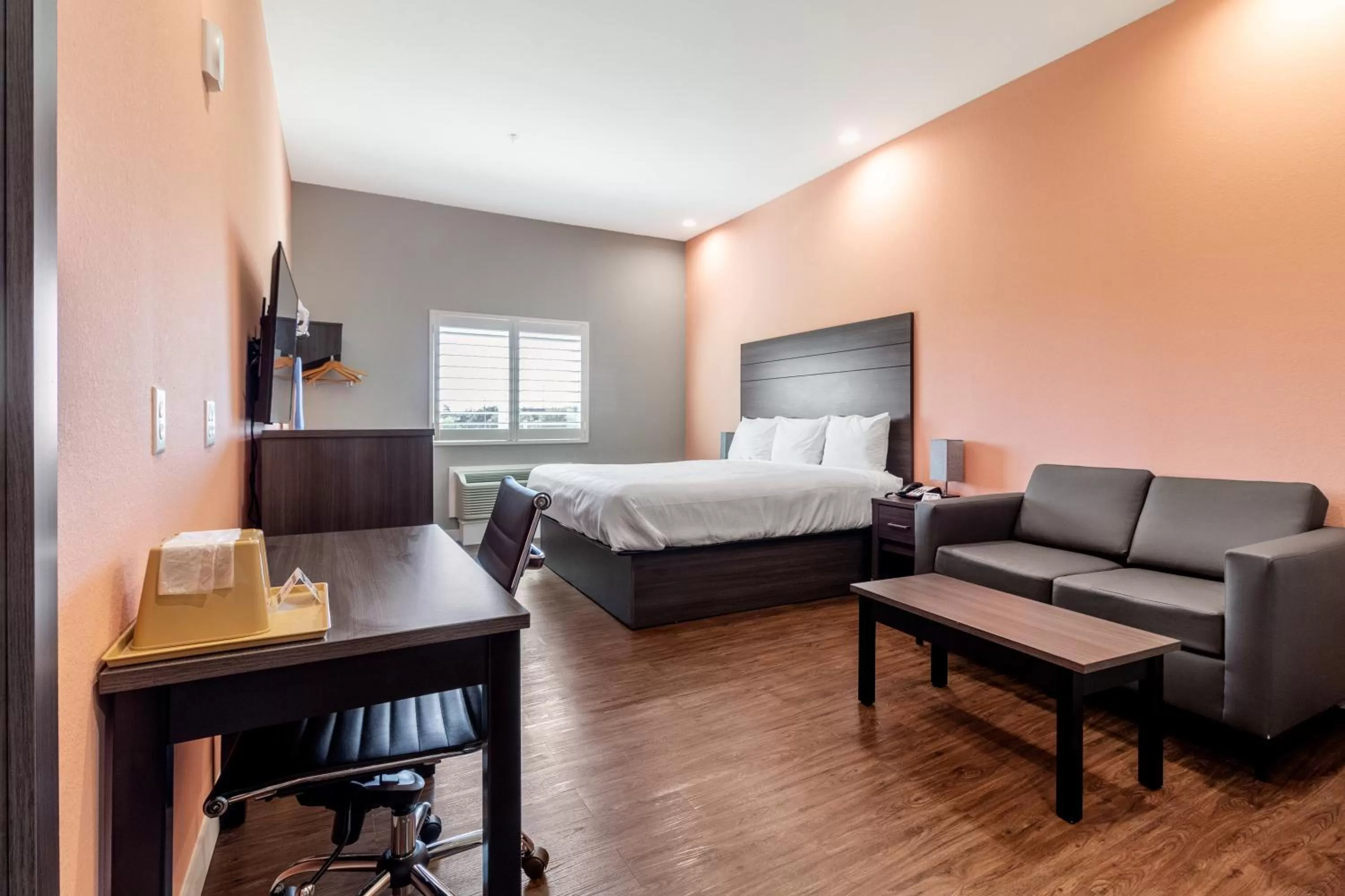 Bed in Scottish Inns & Suites Houston, TX