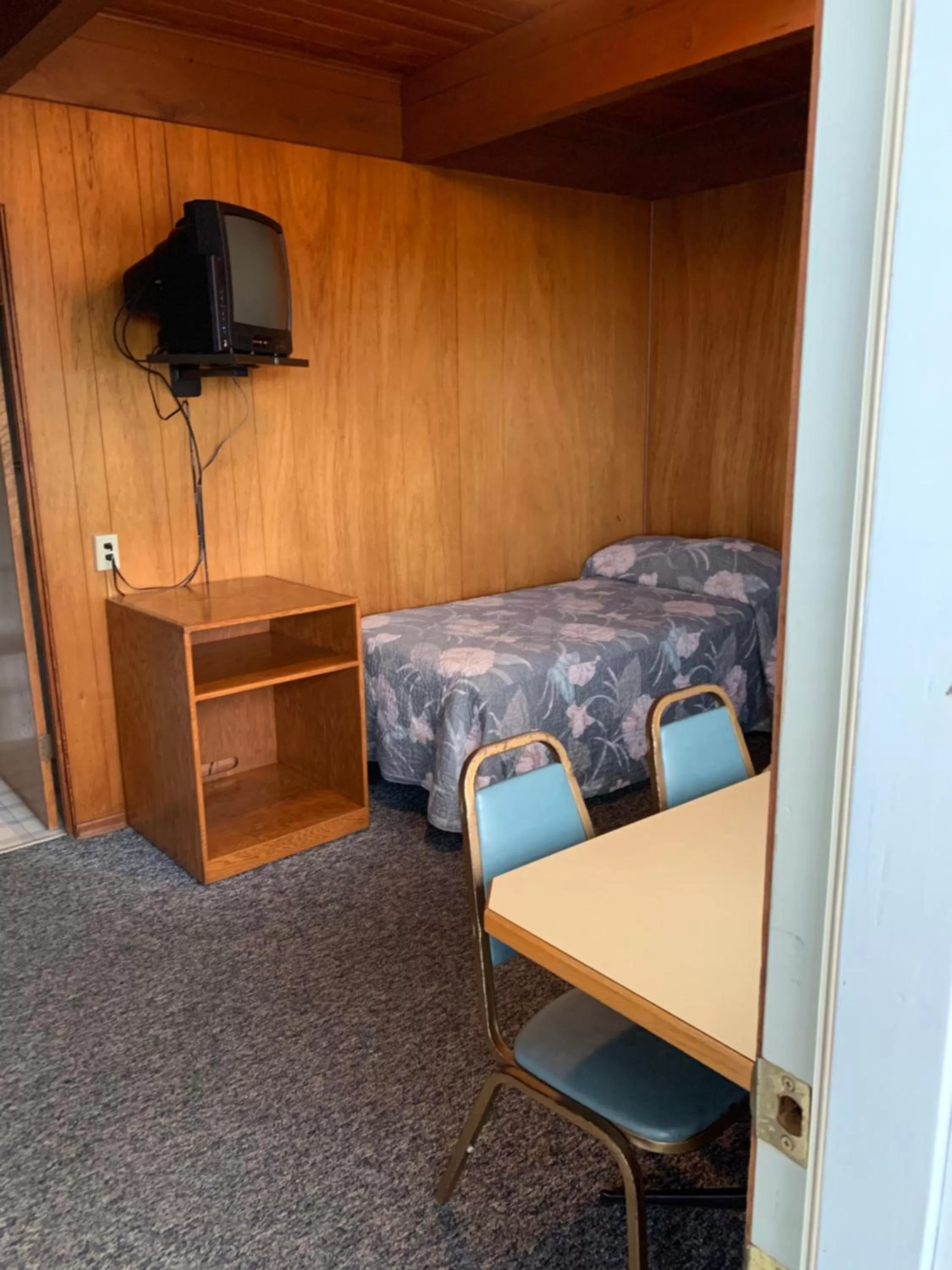 Curley's Resort & Dive Center