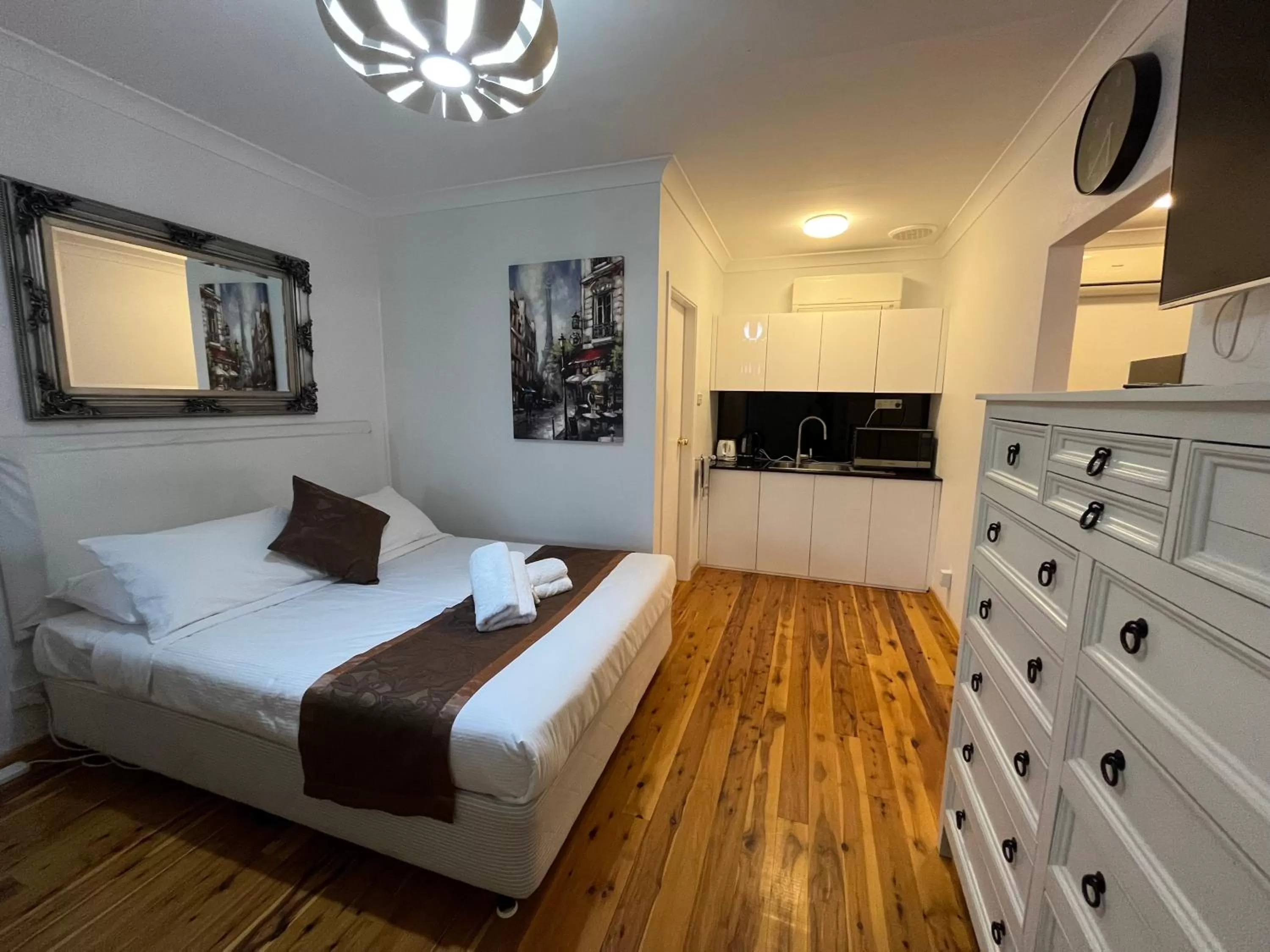 Bed in Baths Motel Moree