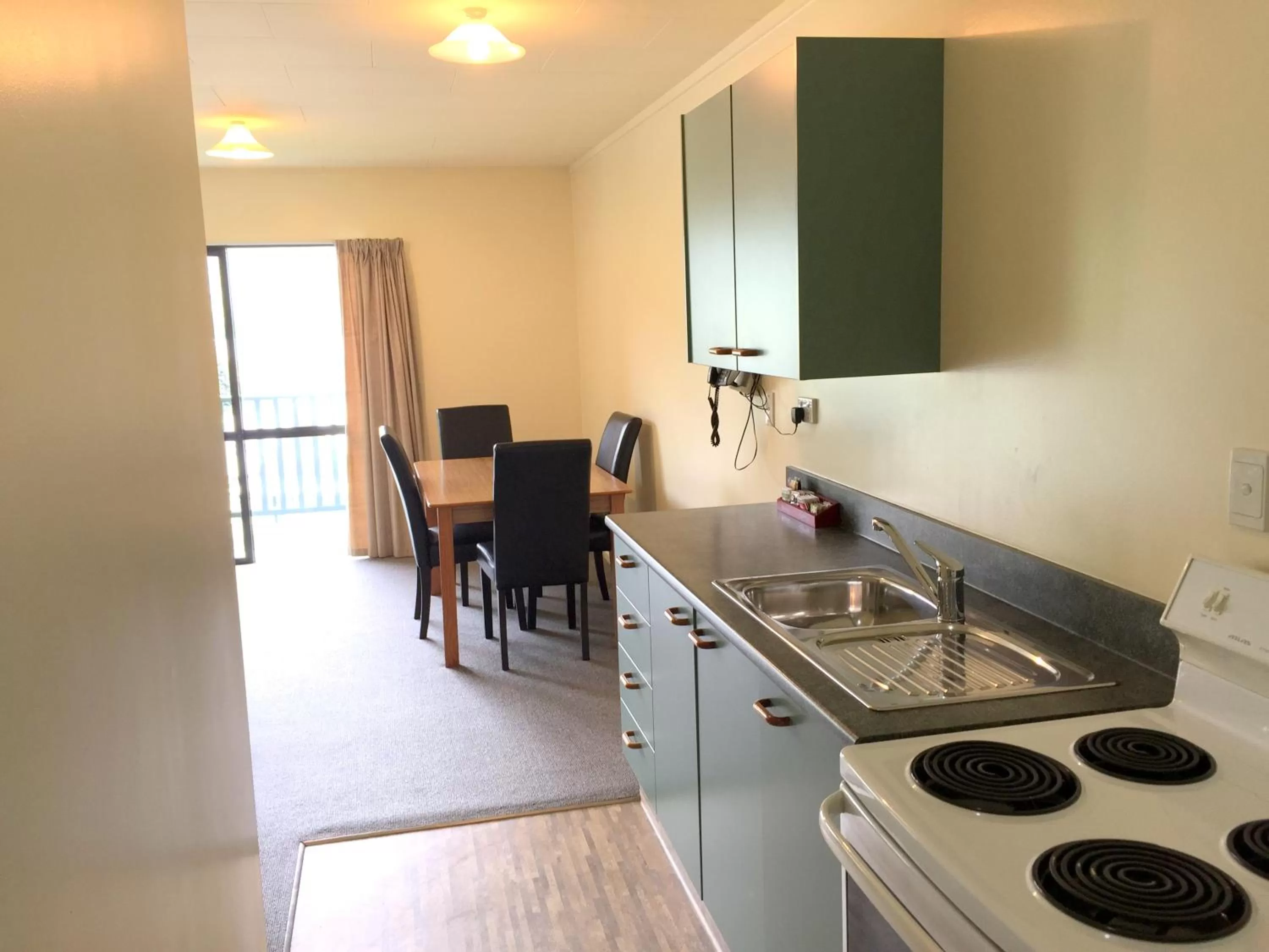 Kitchen/Kitchenette in Wanaka Heights Motel