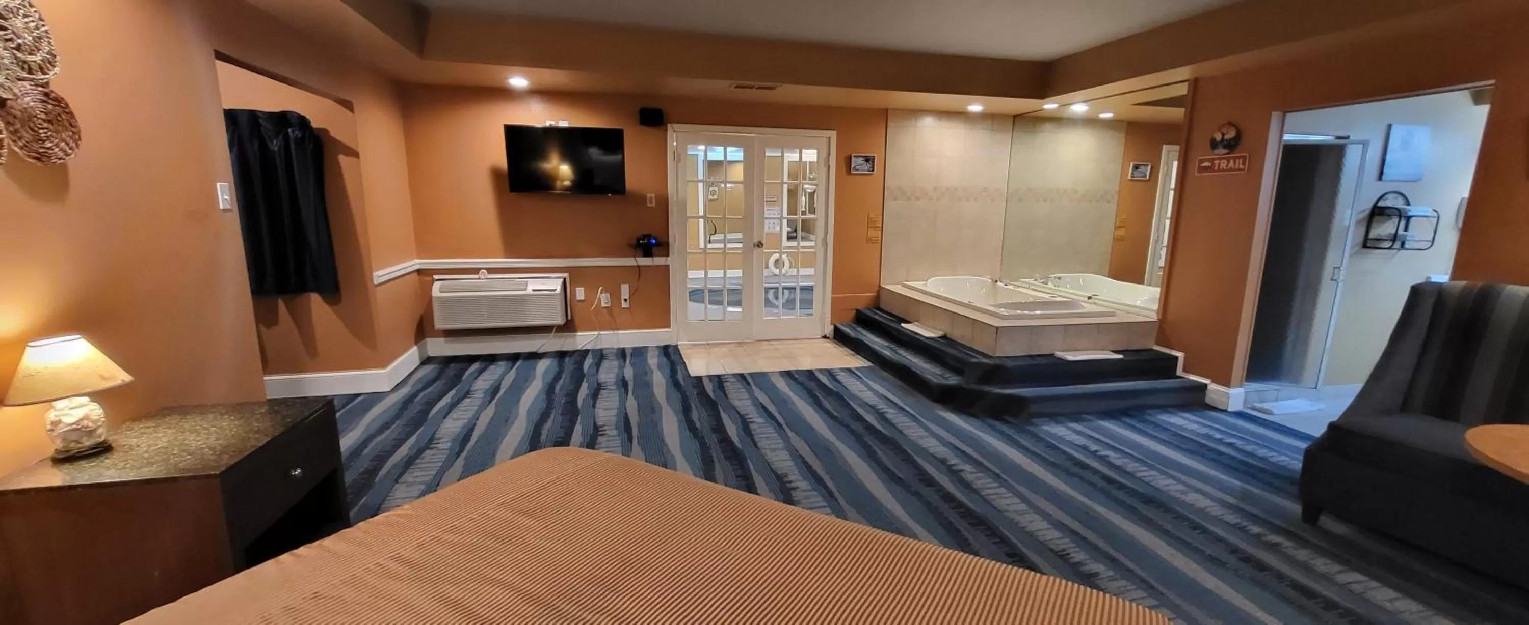 Communal lounge/ TV room, Bed in Inn of the Dove Harrisburg-Hershey Romantic Suites