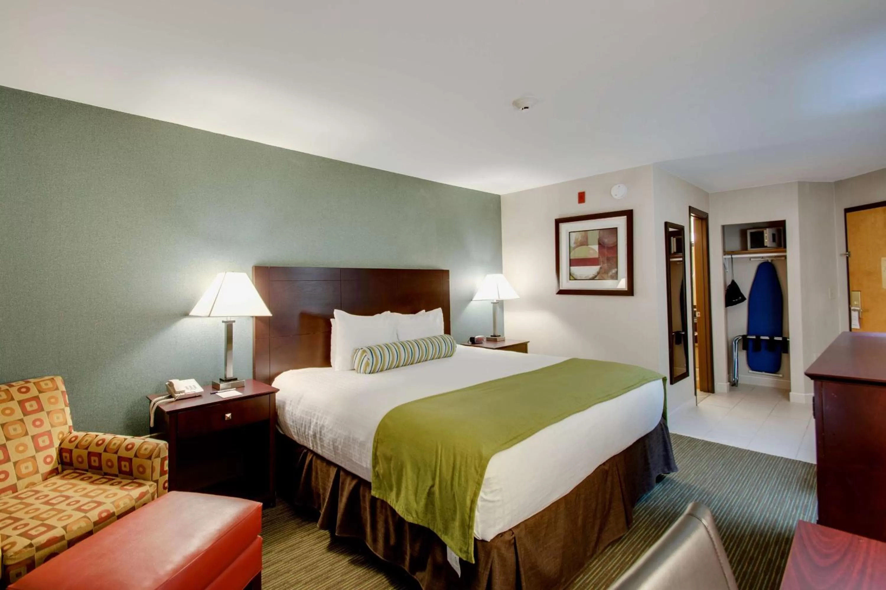 King Room with Roll-In Shower - Disability Access in Best Western Plus, The Inn at Hampton