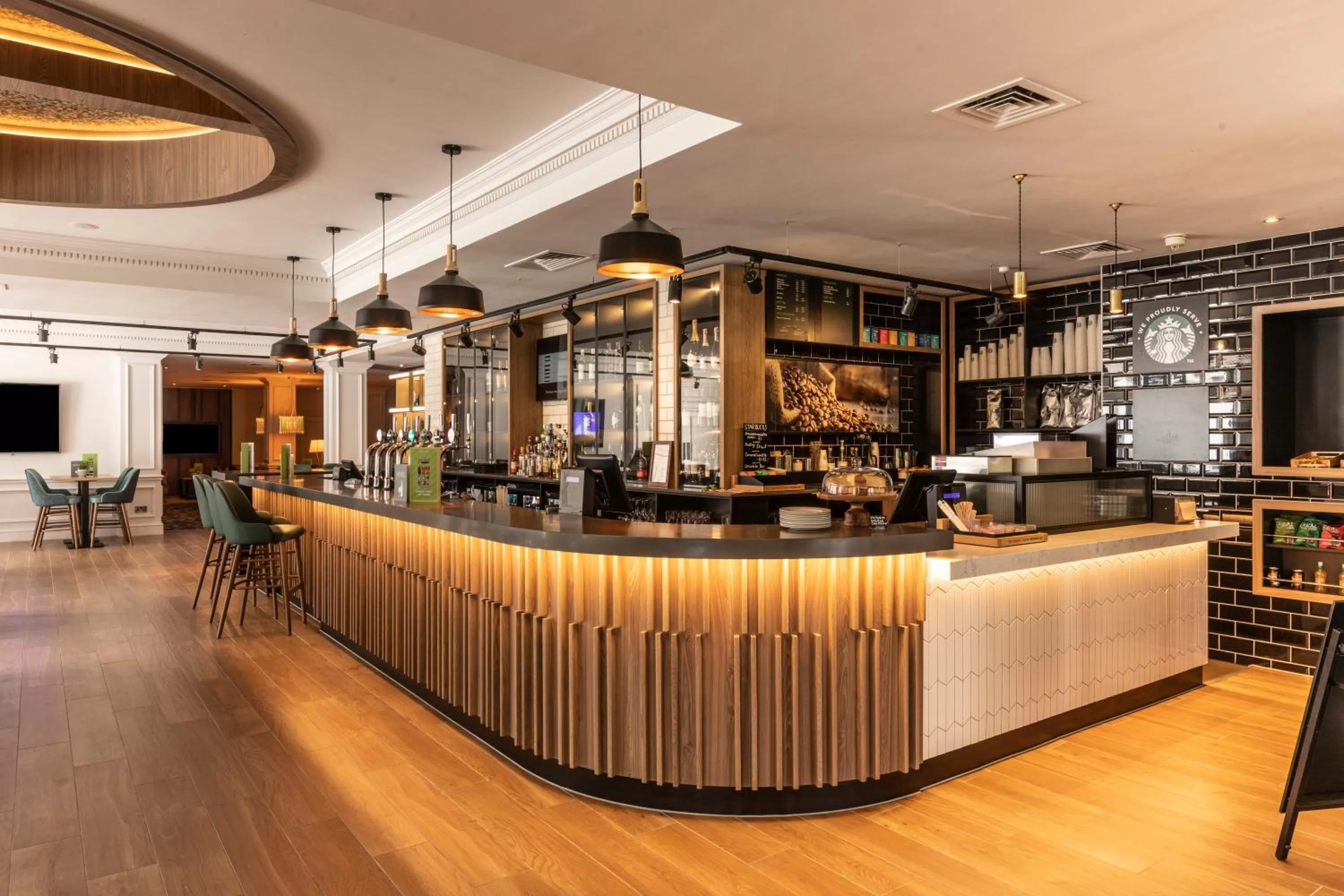 Lounge or bar in Holiday Inn Guildford by IHG