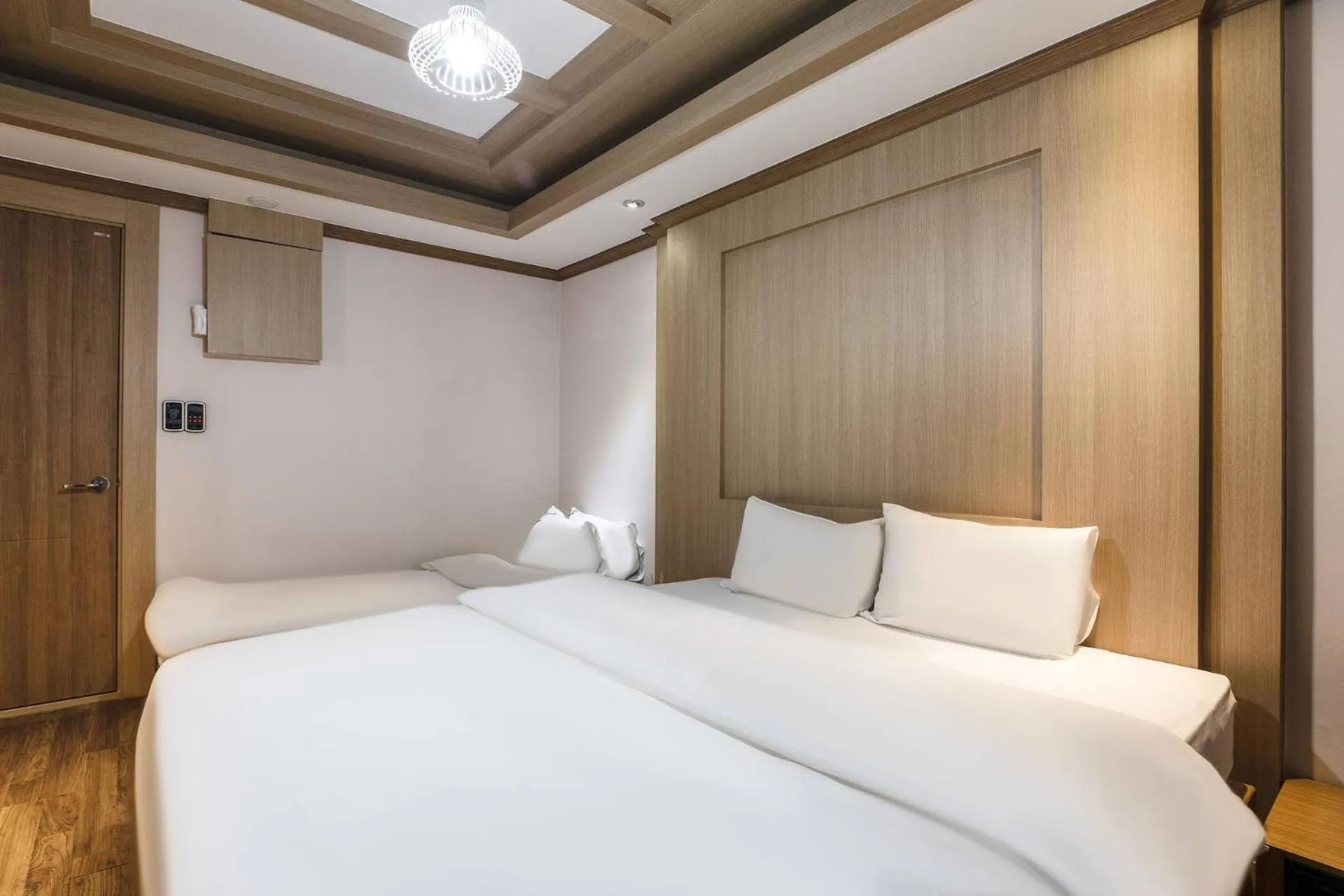 Bed in Central Plaza Hotel