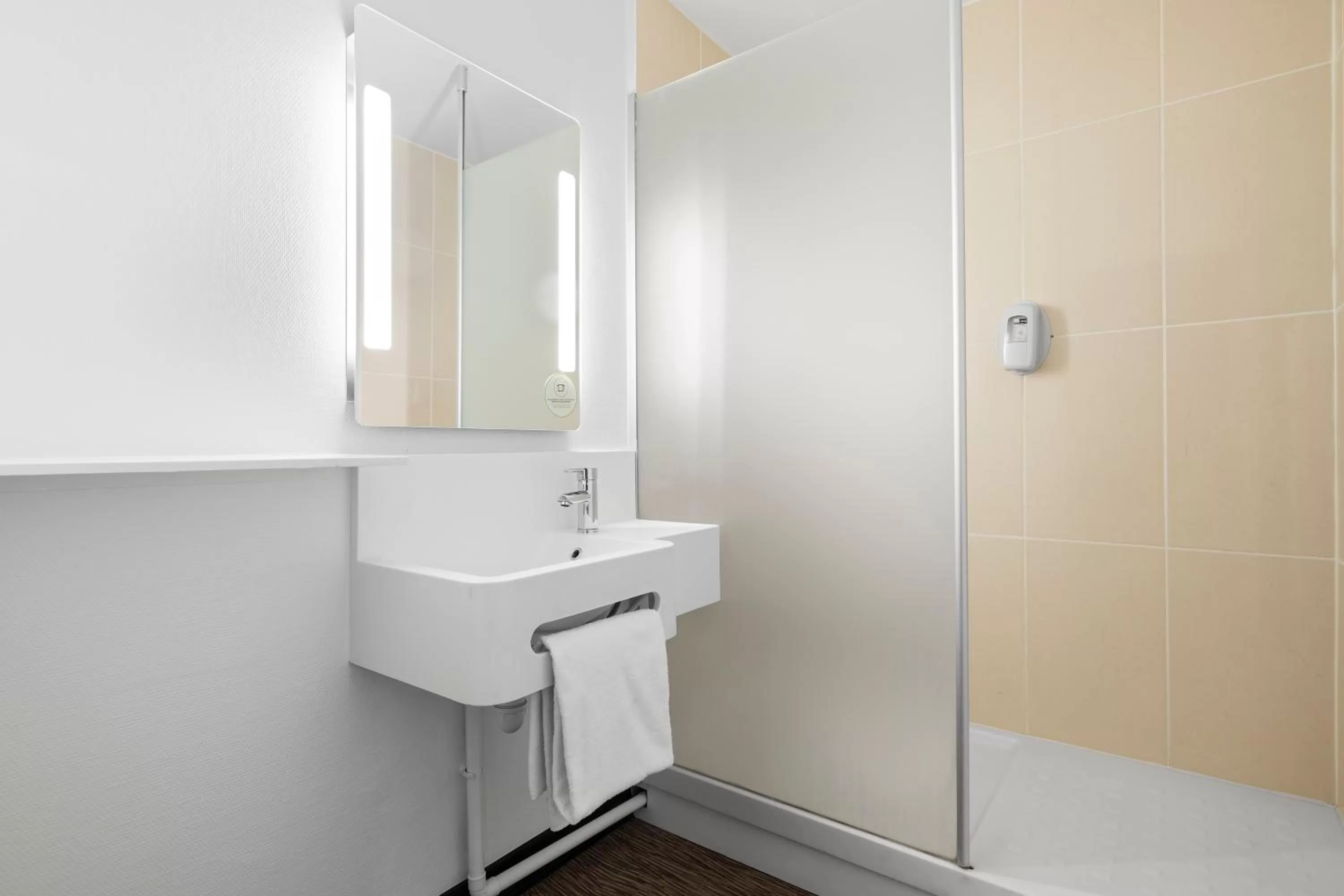 Bathroom in B&B HOTEL Lyon Centre Part-dieu Gambetta