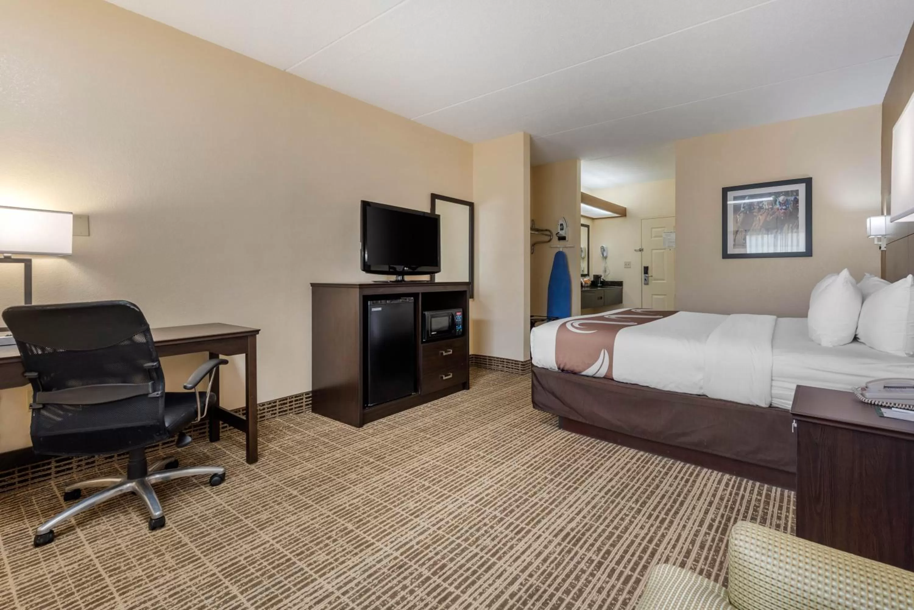 TV/Entertainment Center in Quality Inn Louisville