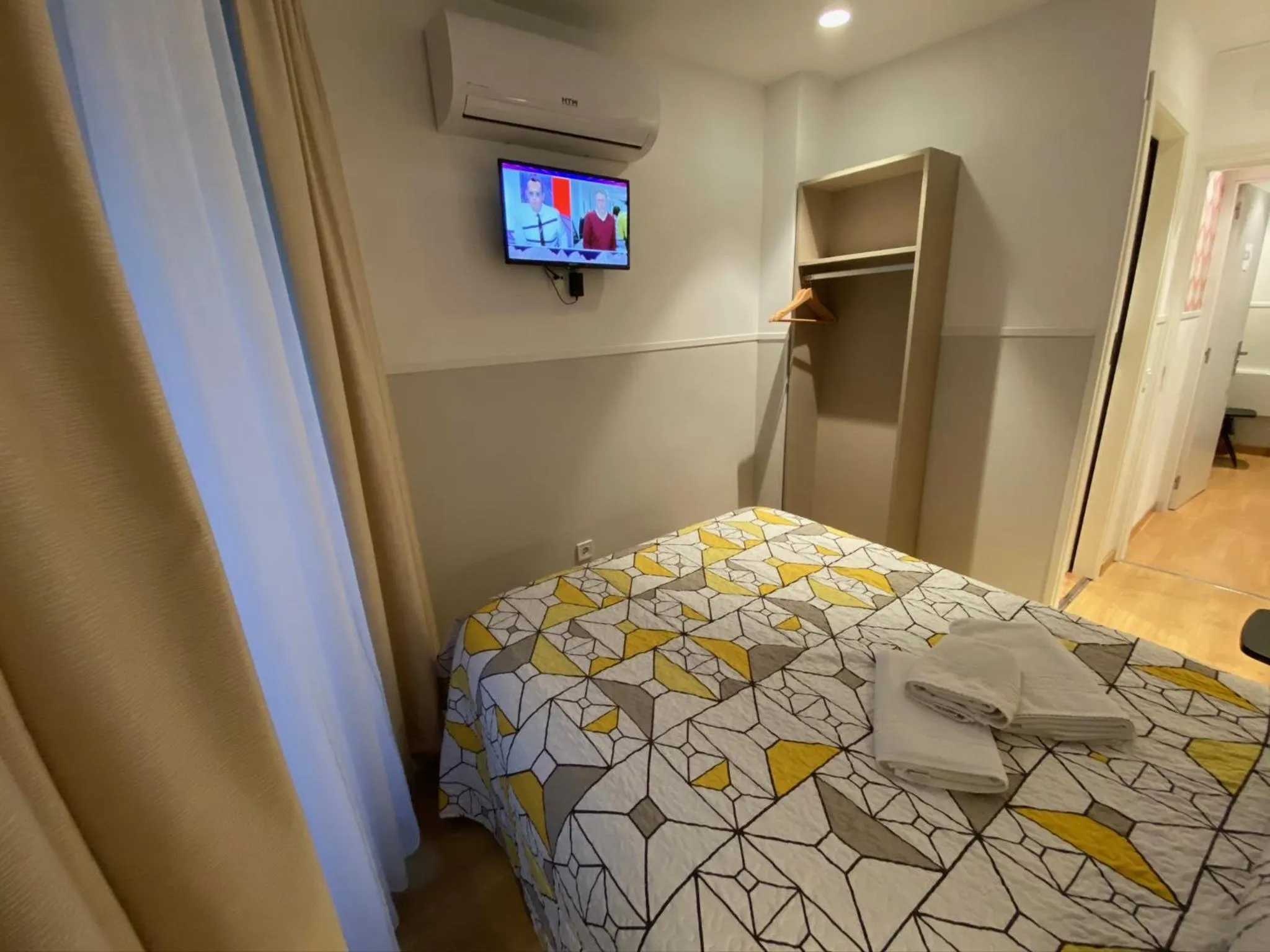 Photo of the whole room, Bed in Far Home Gran Vía