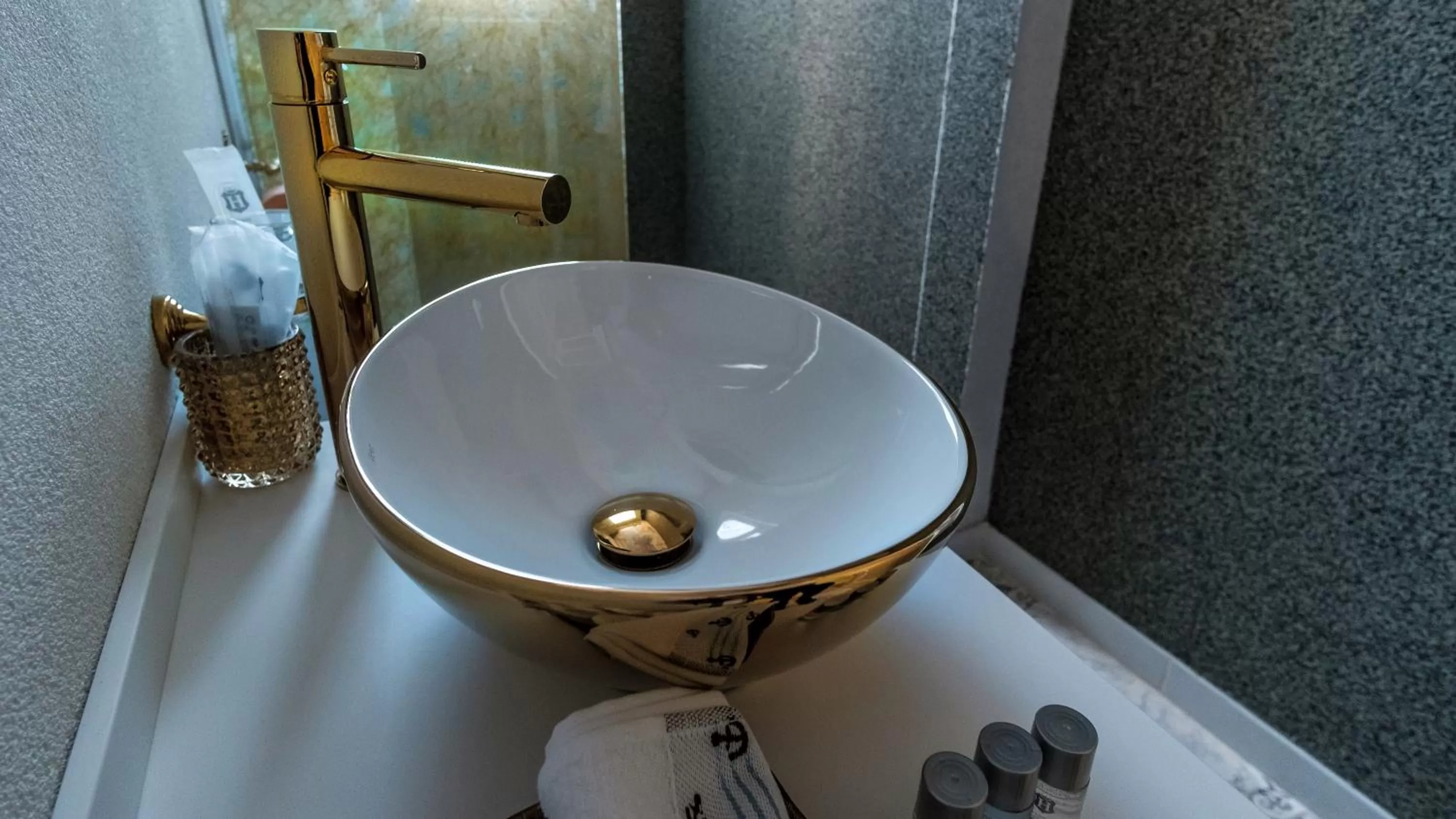 Bathroom in JMR Royal -Luxury Rooms & Private Sauna