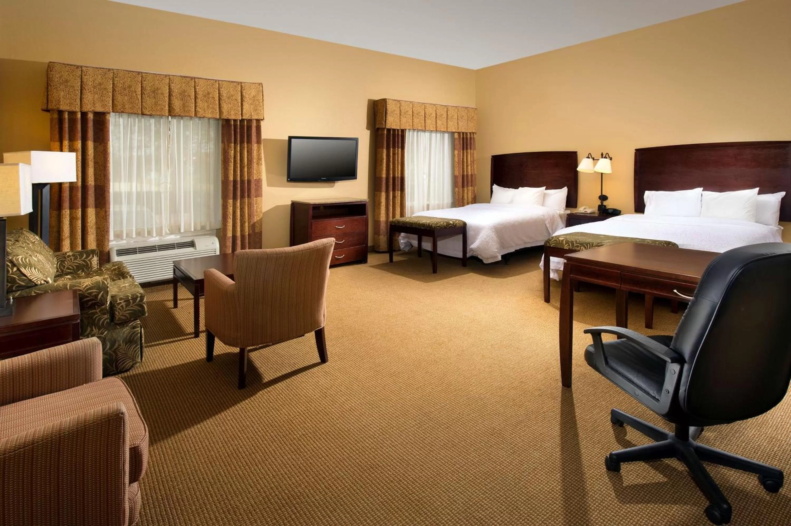 Bed in Hampton Inn and Suites San Antonio Airport