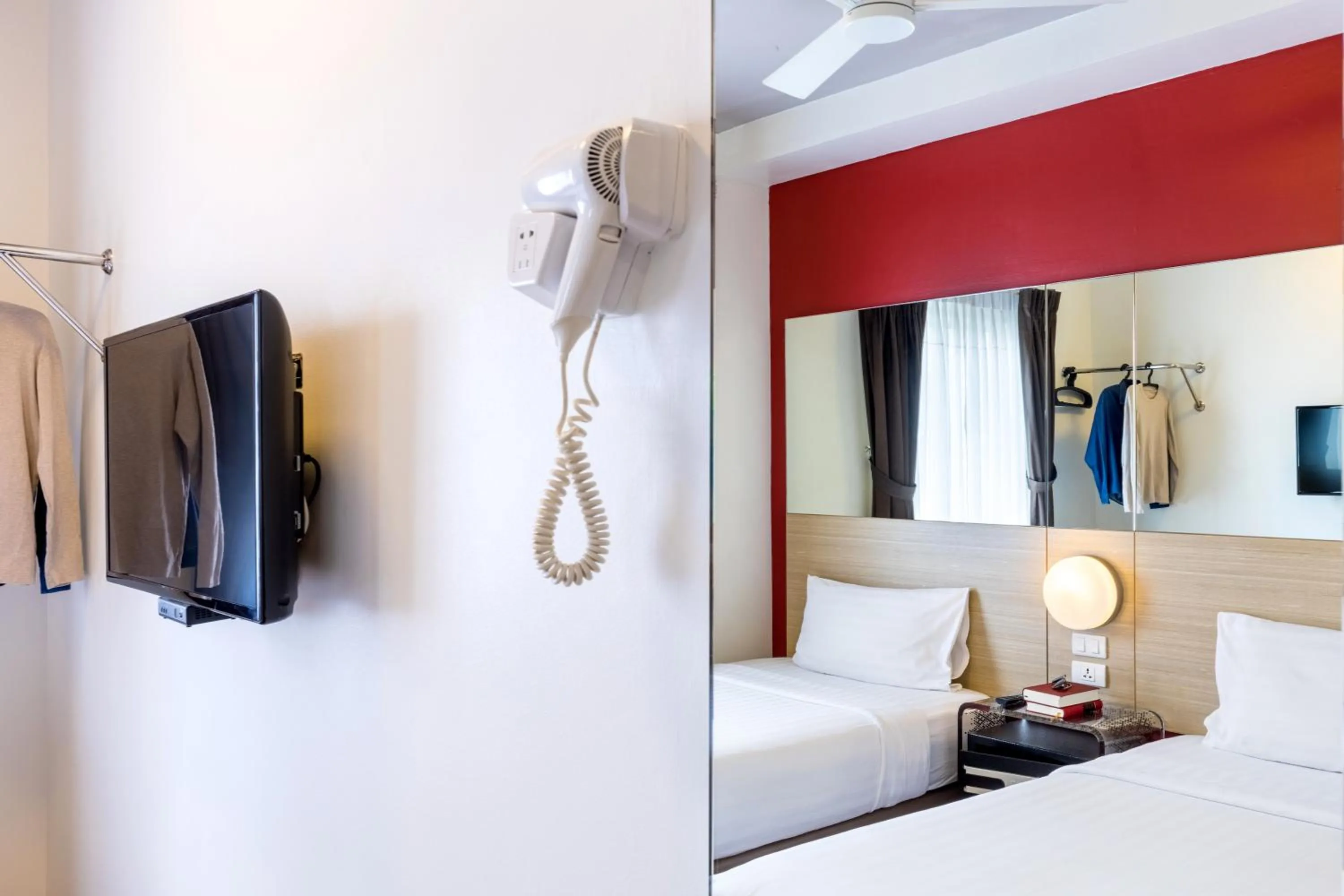 Bedroom, Bed in Easy Planet Phuket Patong