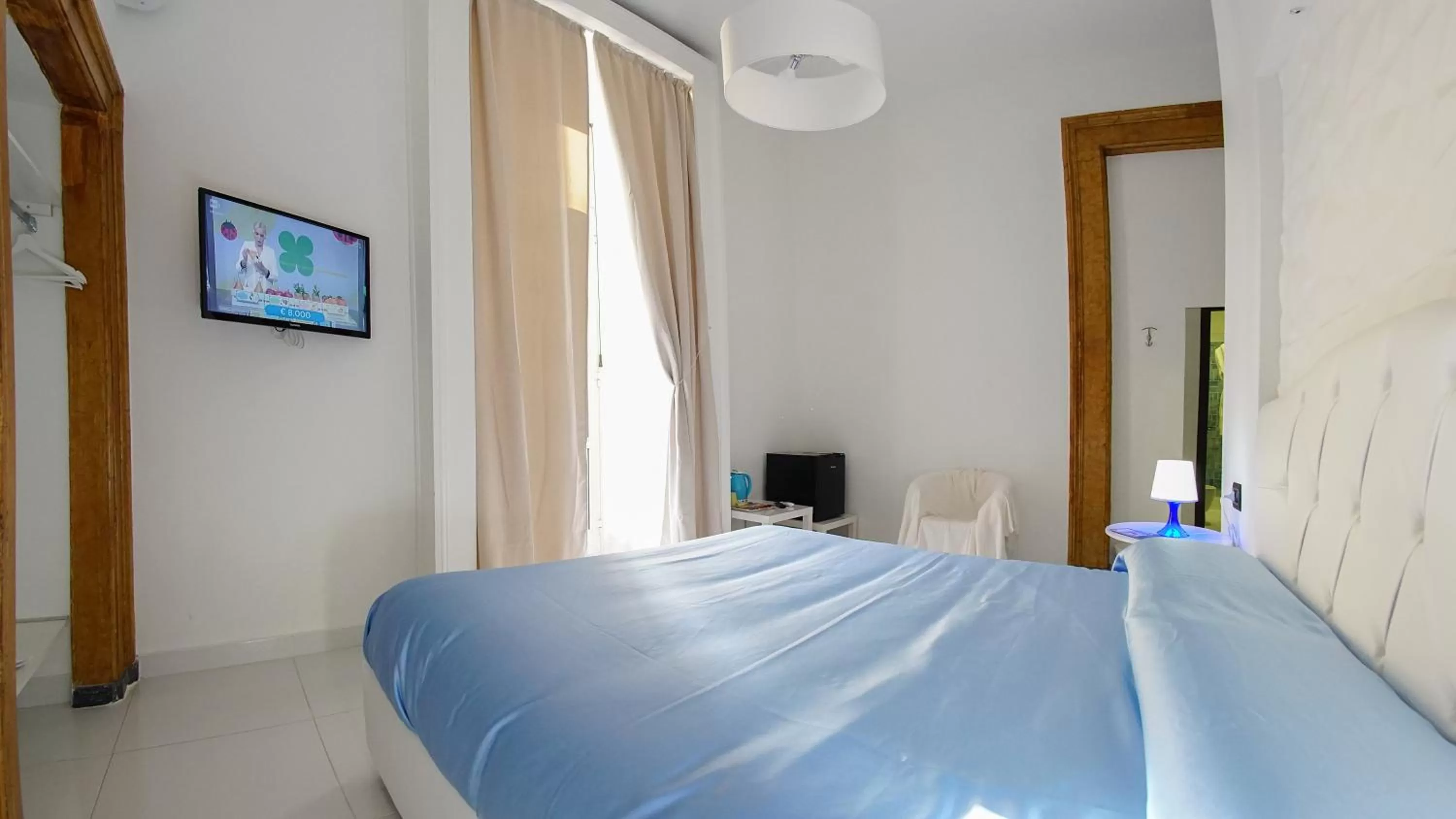 Photo of the whole room, Bed in Beverello Suite