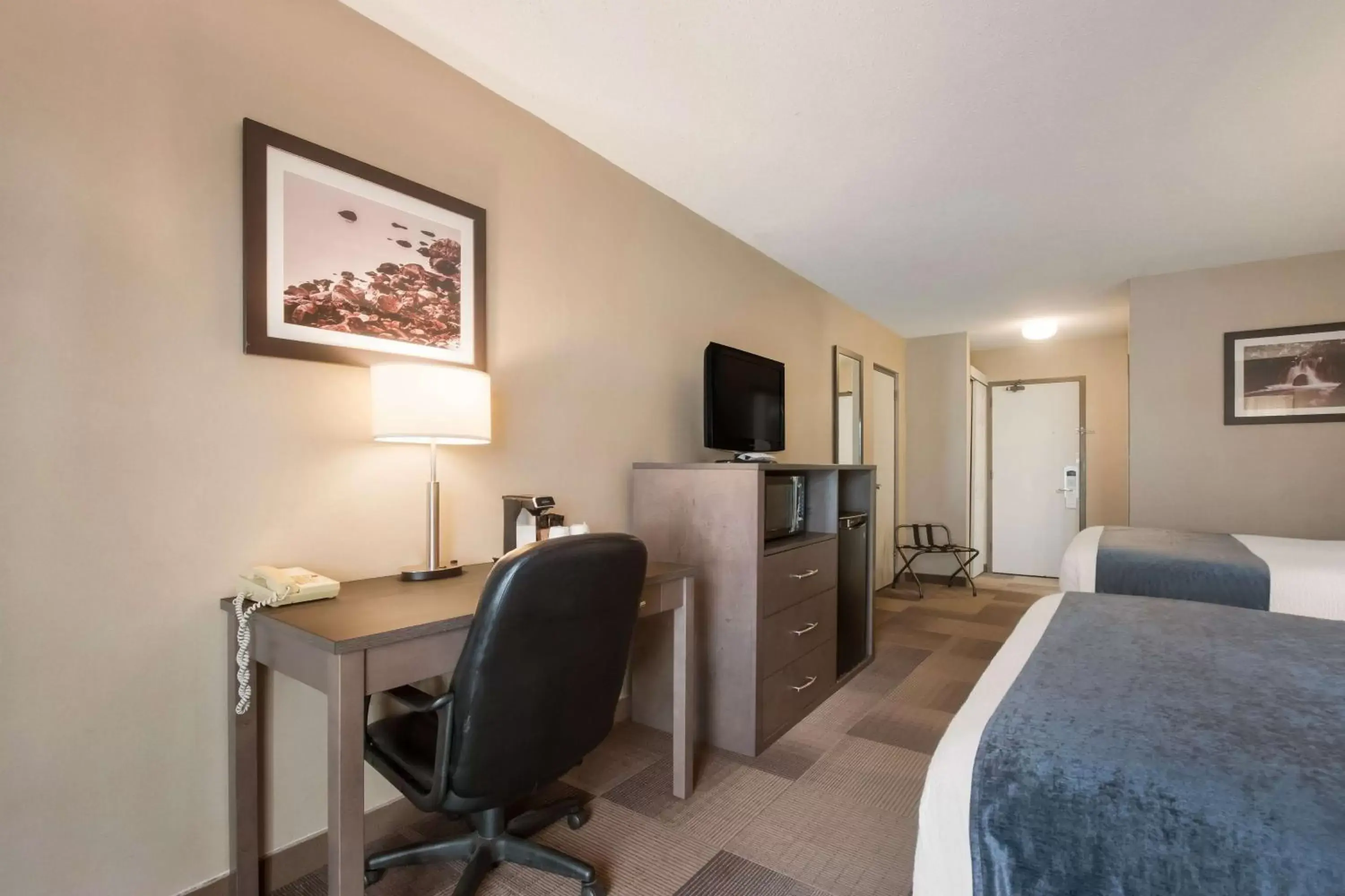 Queen Room with Two Queen Beds - Non-Smoking in Best Western St Catharines Hotel & Conference Centre Queen Room with Two Queen Beds - Non-Smoking in Best Western St Catharines Hotel & Conference Centre