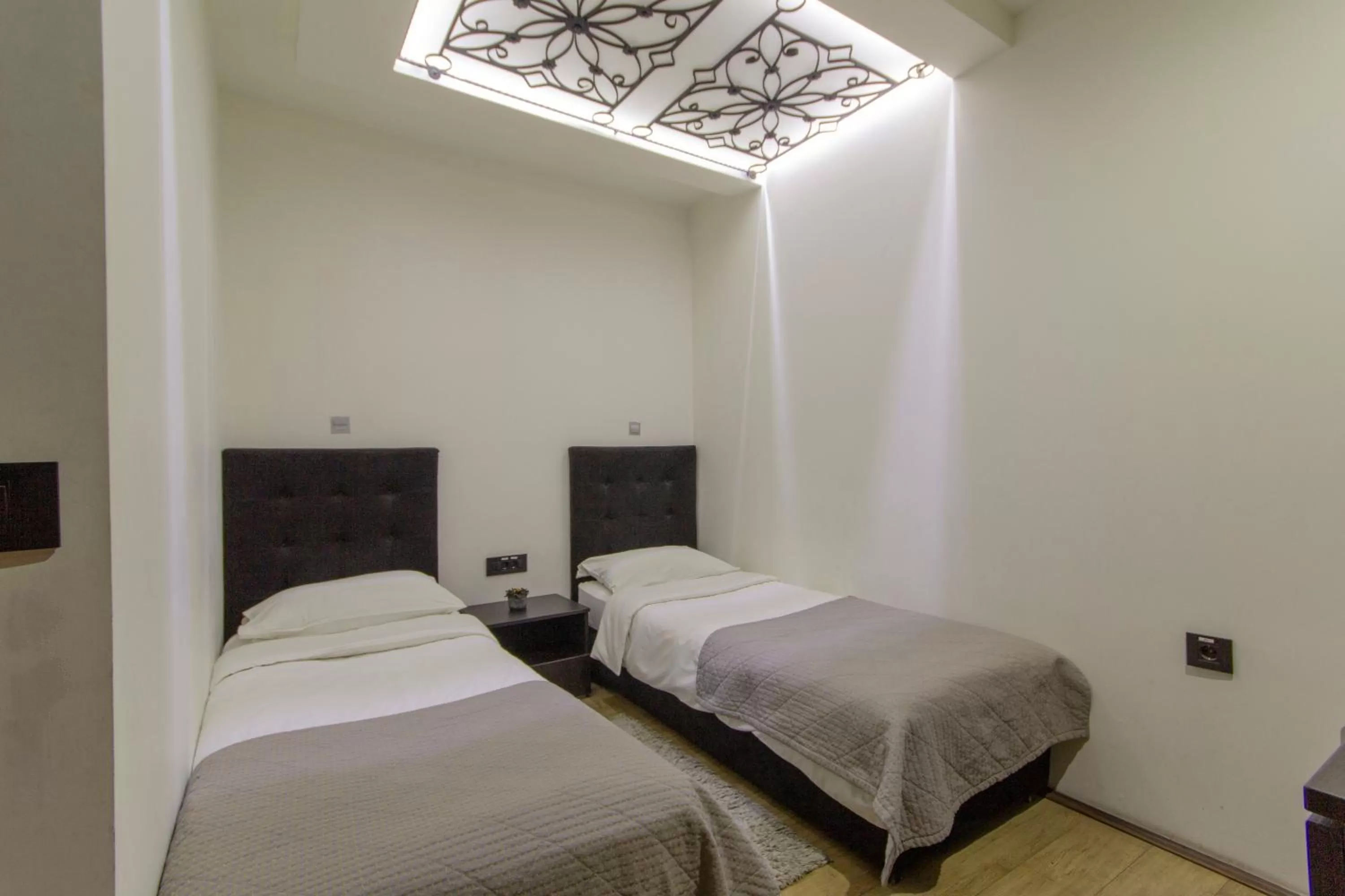 Economy Twin Room - single occupancy - Basement in Madison - Square Sava