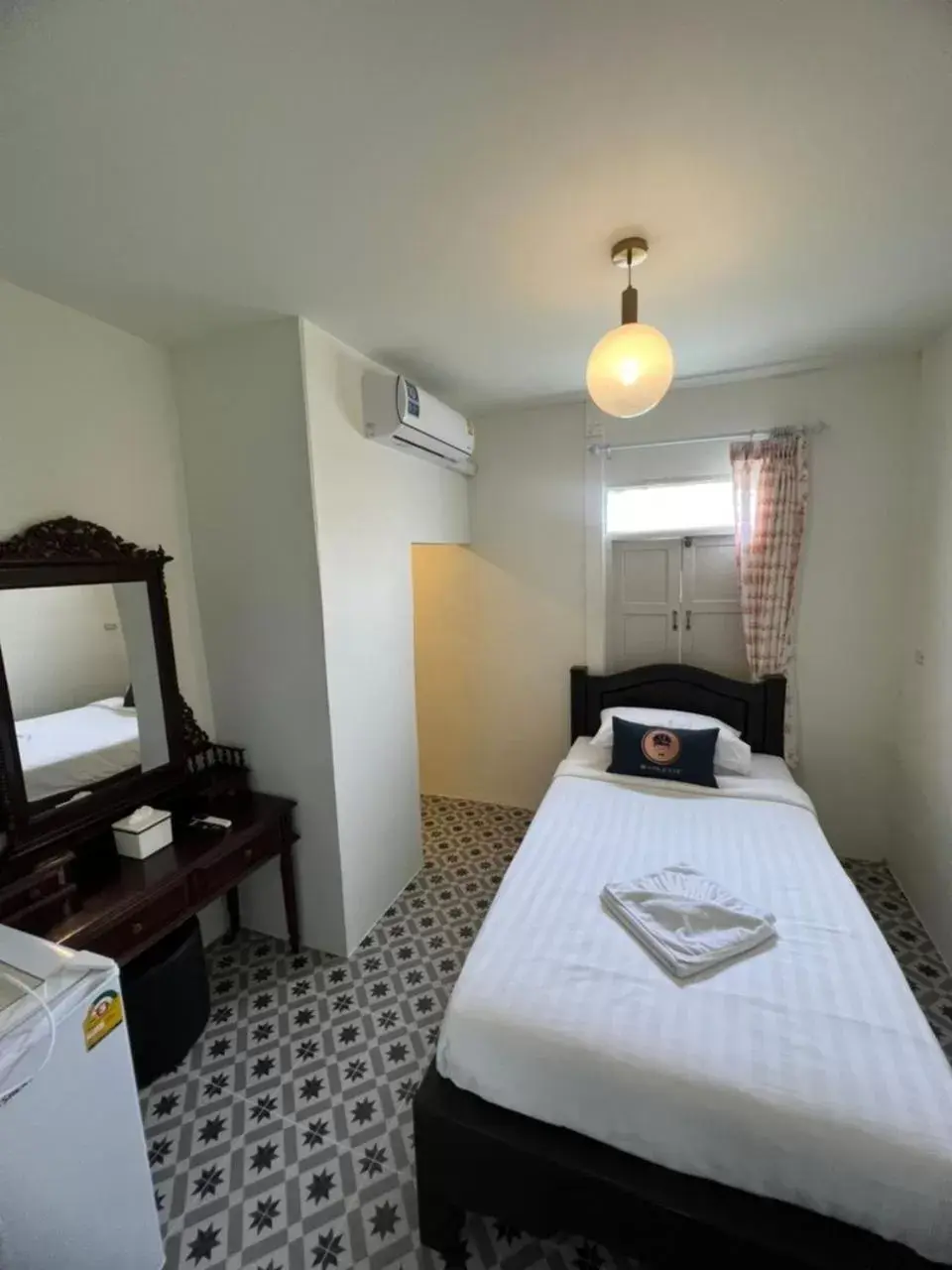 Standard Single Room with Shared Bathroom - single occupancy in RoomQuest Rim Praya Dinsor Road Standard Single Room with Shared Bathroom - single occupancy in RoomQuest Rim Praya Dinsor Road
