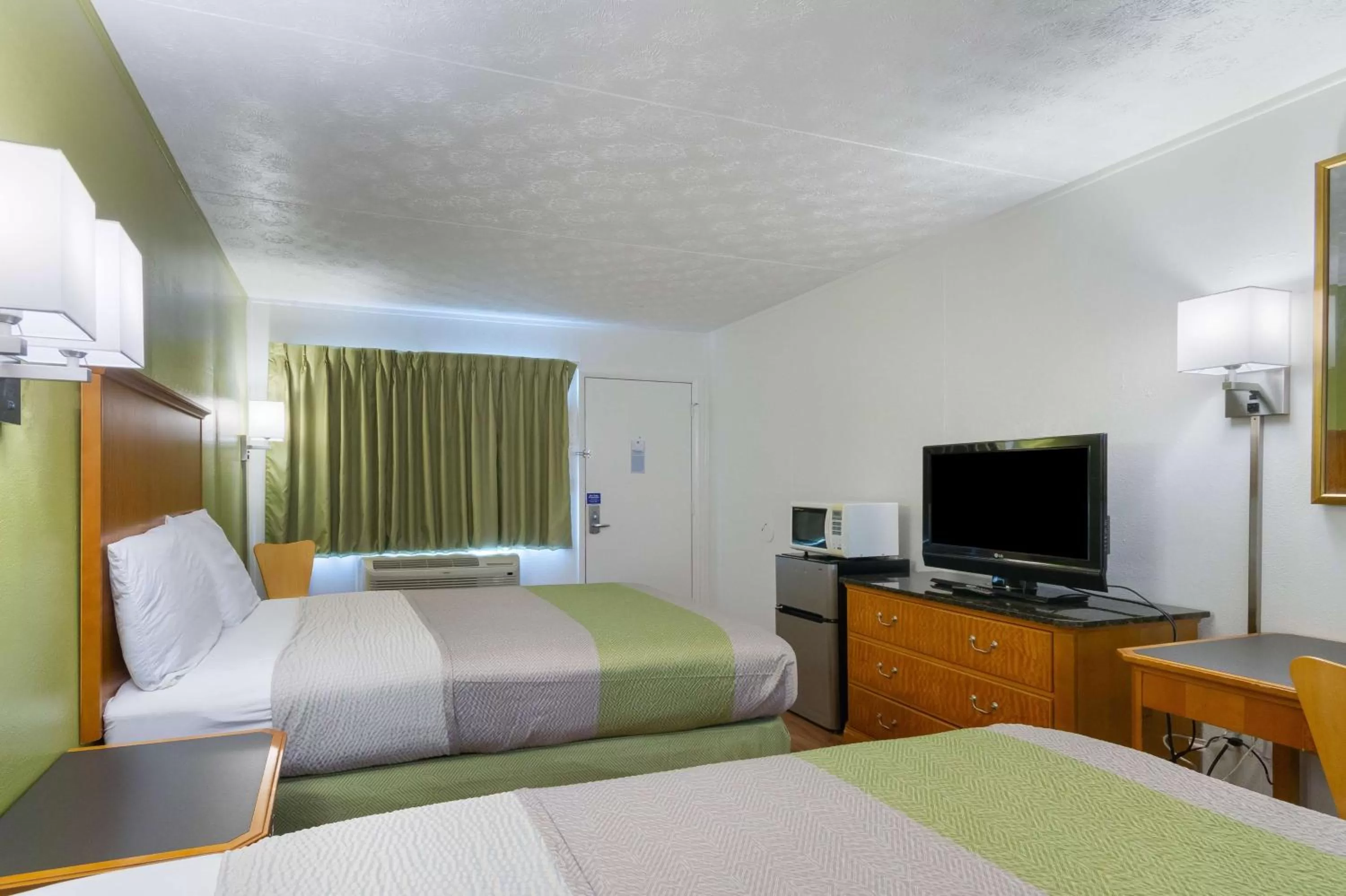 TV and multimedia, Bed in Motel 6-Parkersburg, WV