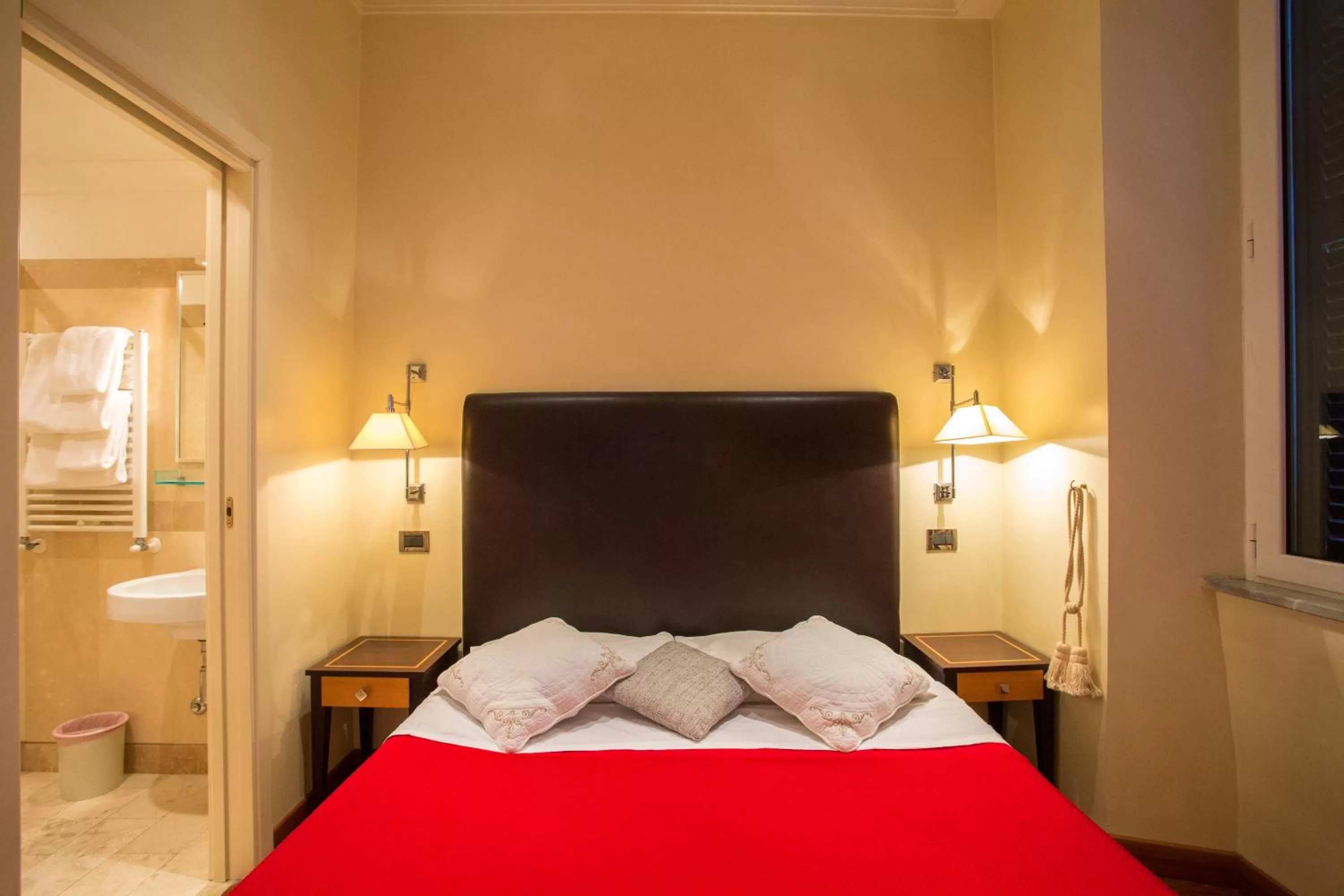 Bedroom, Bed in Hotel Giolitti