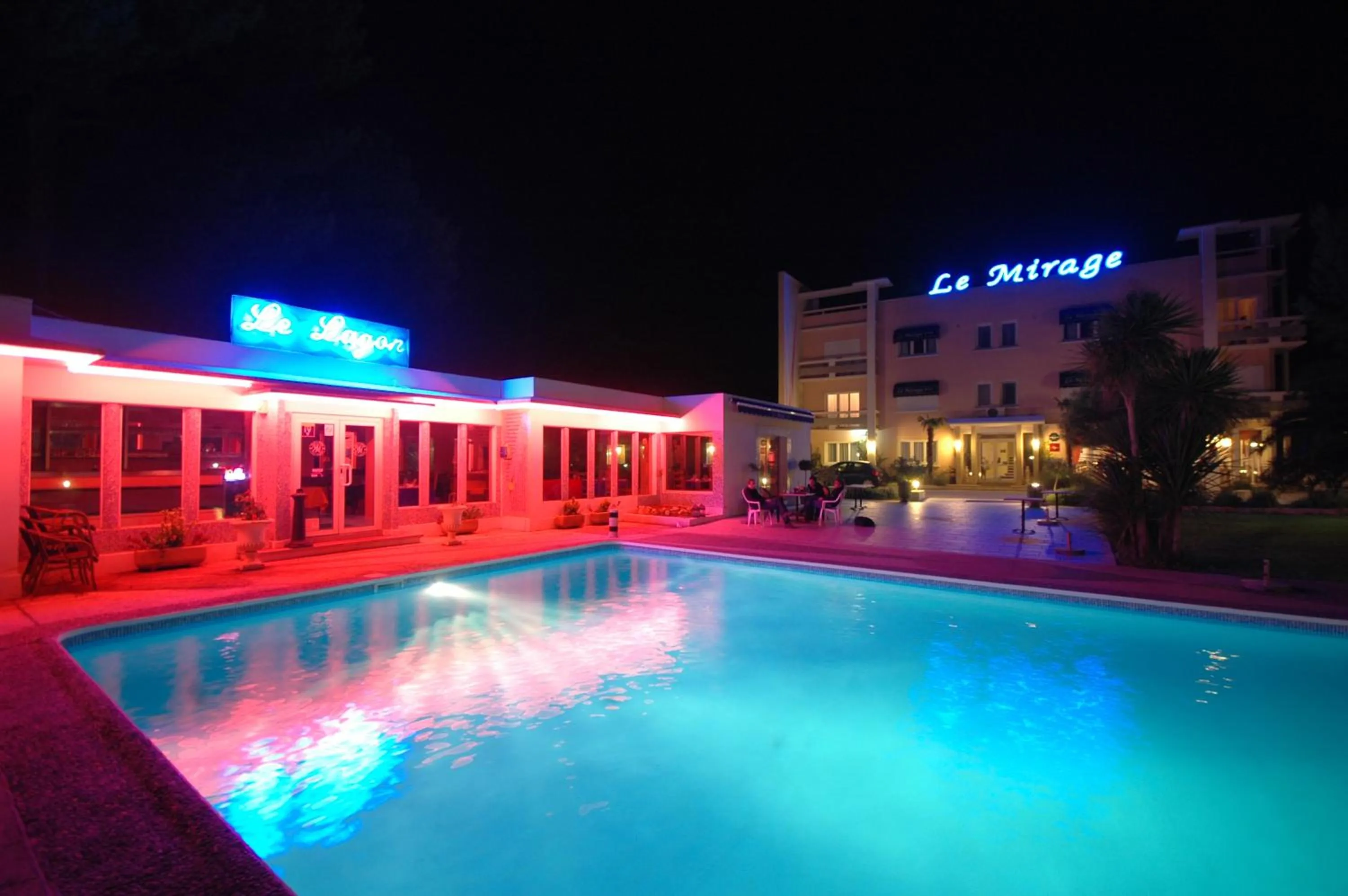 Night in Cit'Hotel Le Mirage