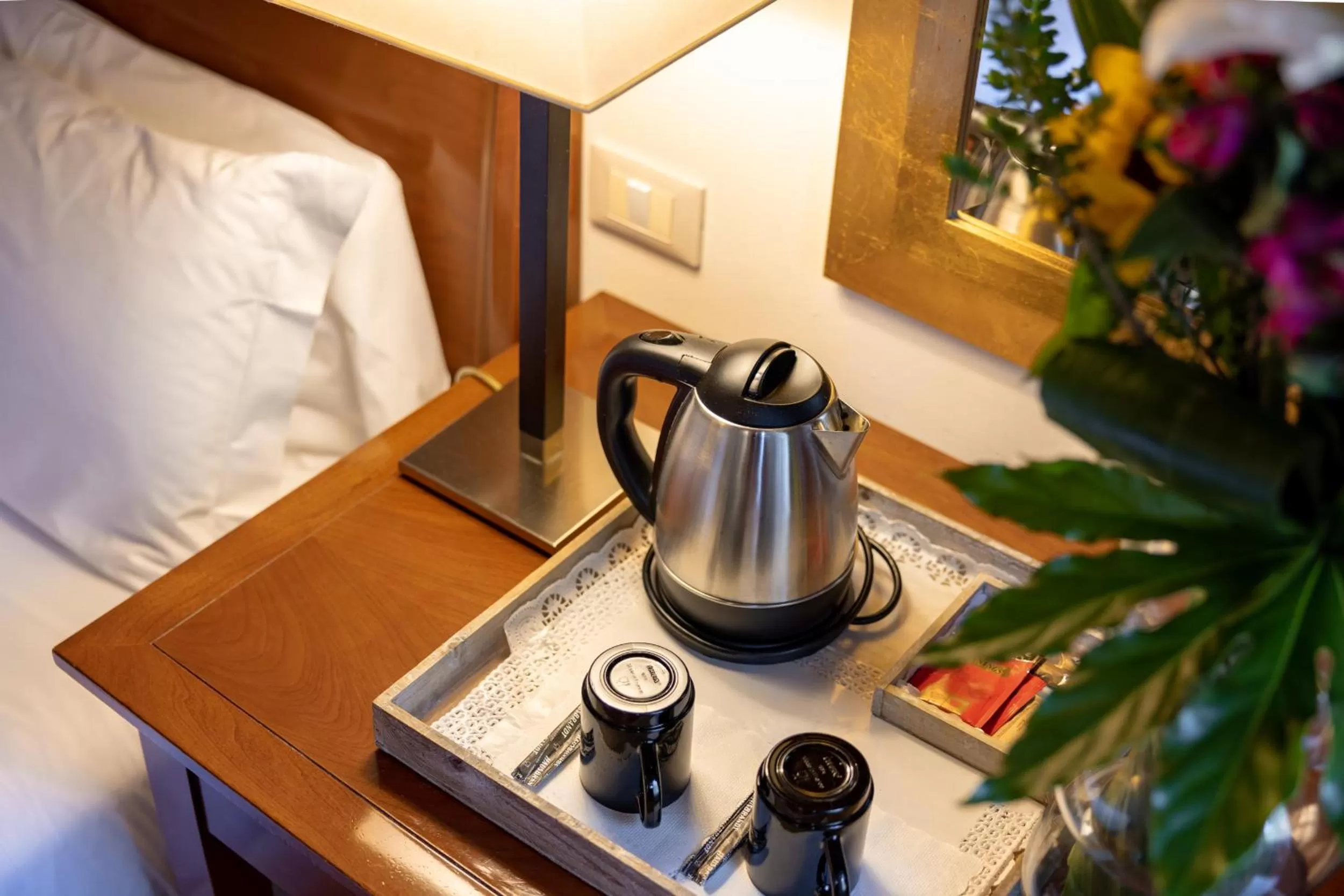 Coffee/tea facilities, Bed in Hotel Venice Resort Airport