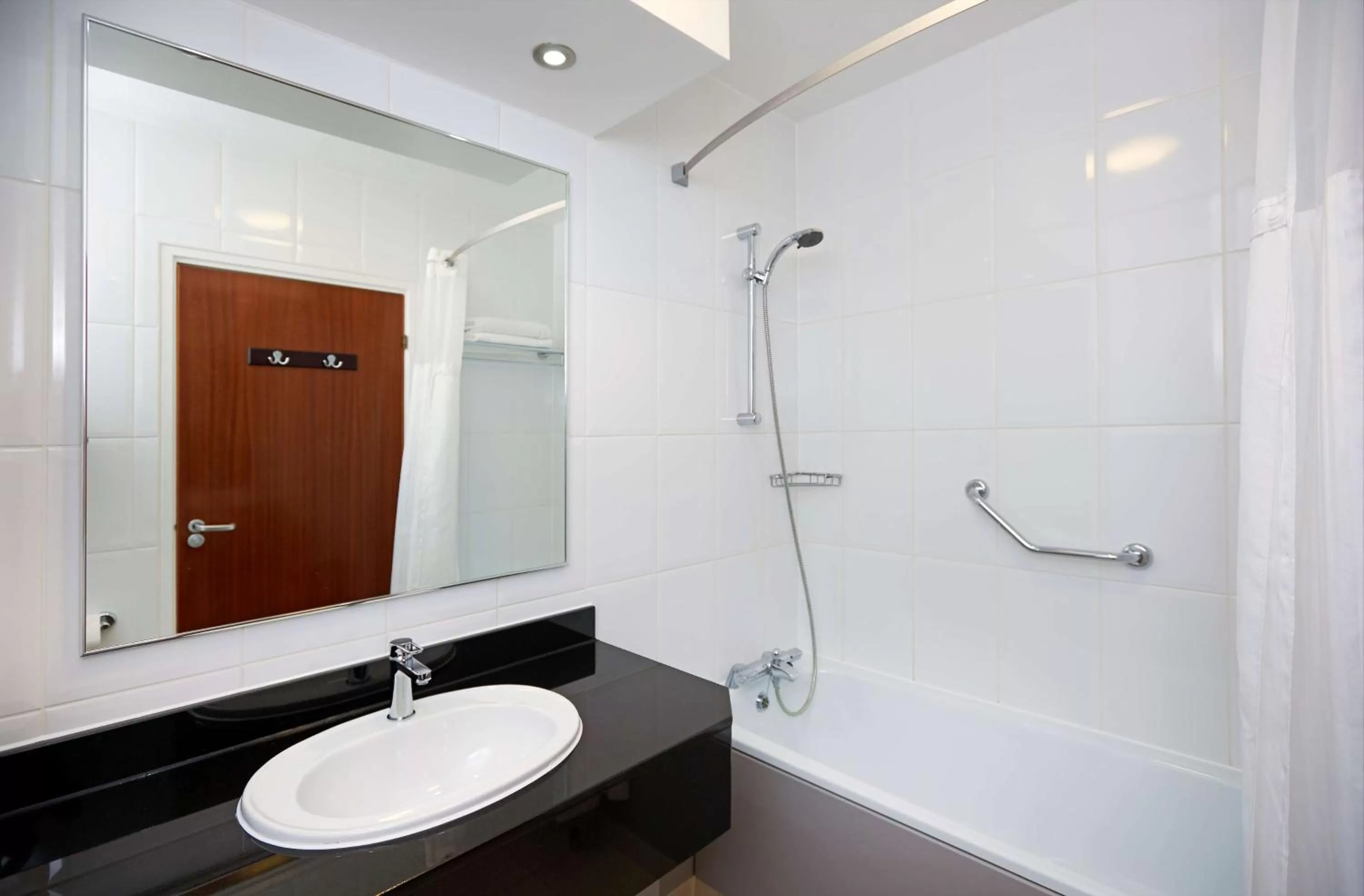 Shower in DoubleTree by Hilton Bristol North