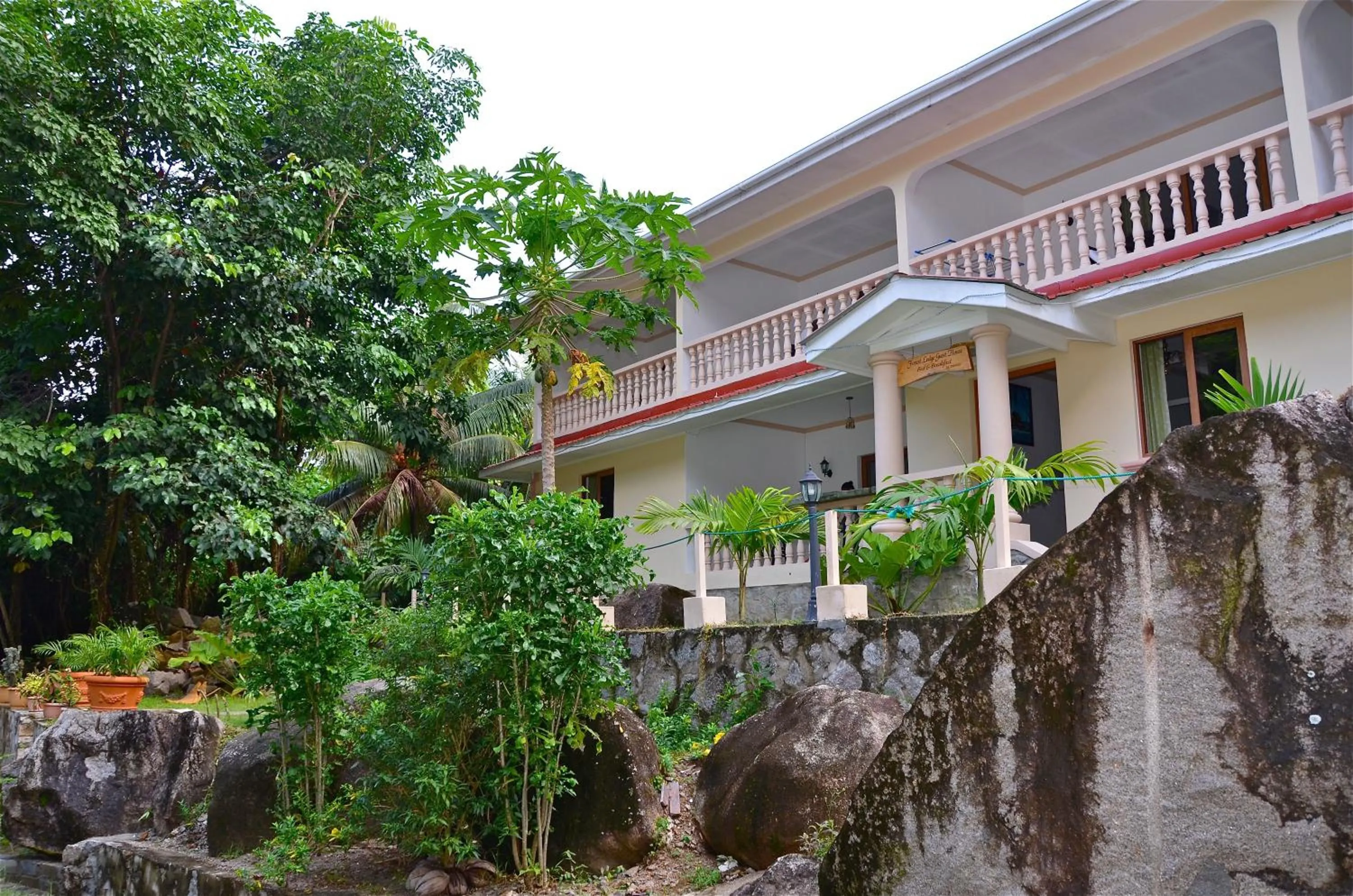 Facade/entrance in Forest Lodge