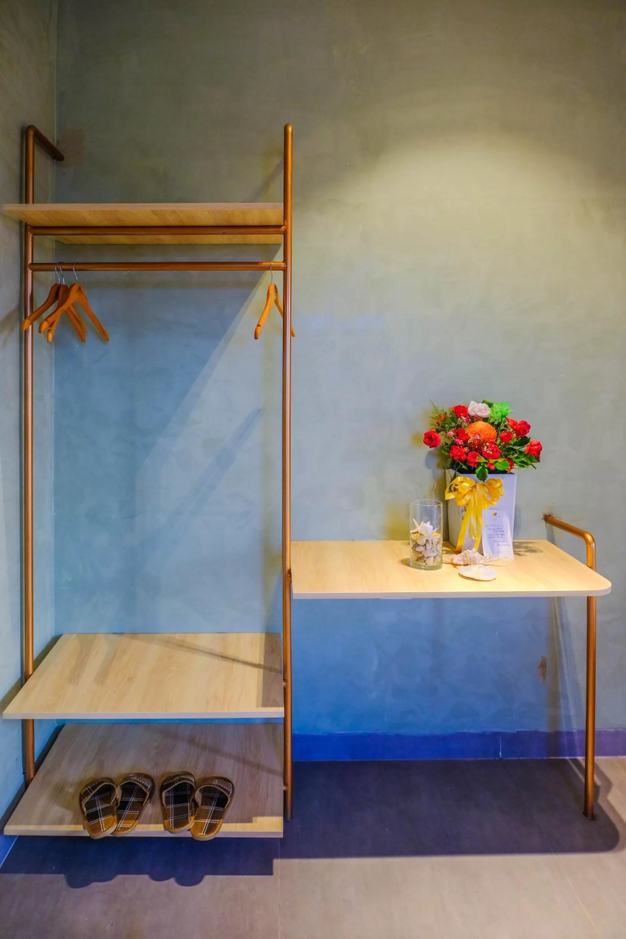 wardrobe in Eo Gió Có Homestay