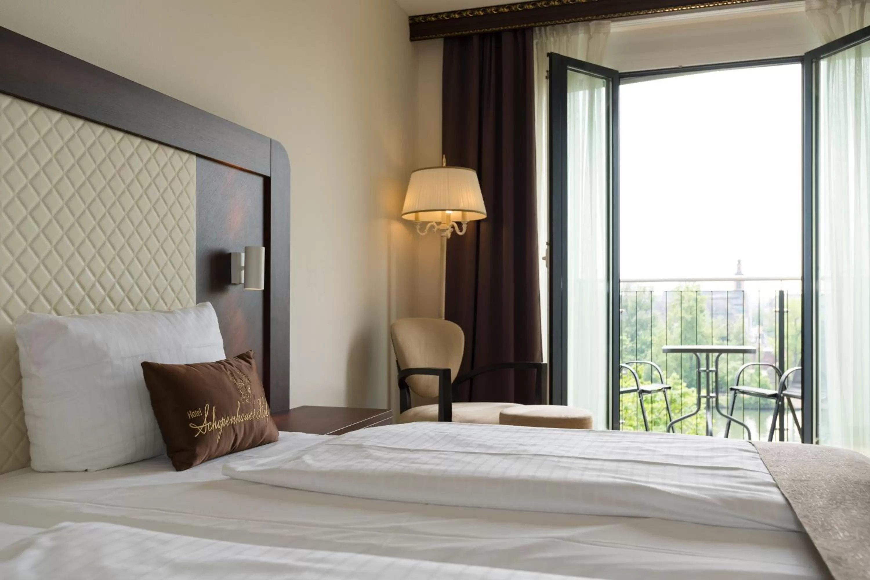 View (from property/room), Bed in Hotel Schopenhauer Hof