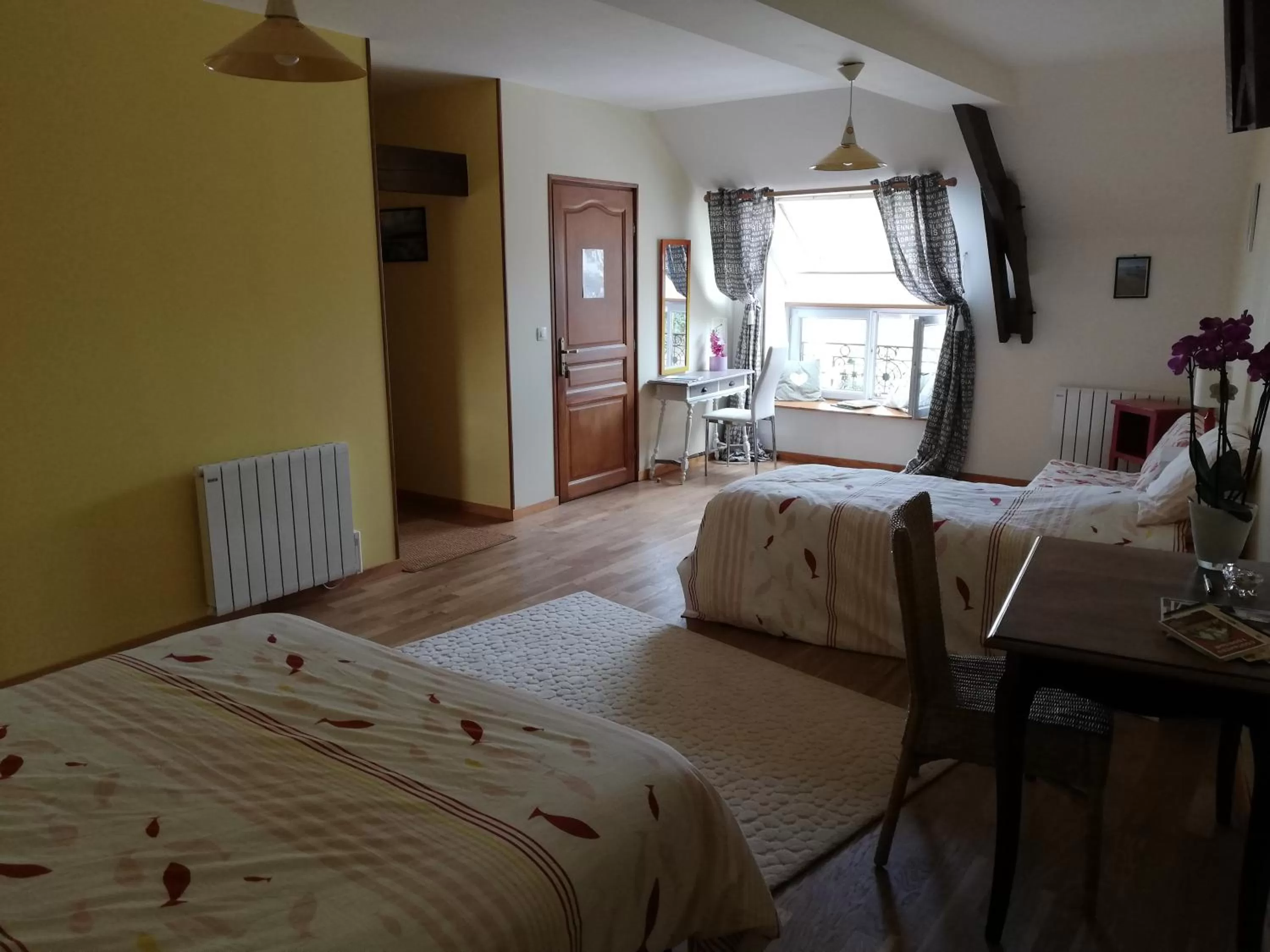 Photo of the whole room, Bed in La Parisiere